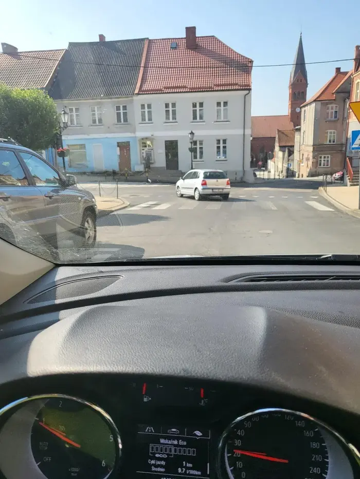 Ta pani powinna mieć zabrane prawojazdy nie wie co robi na drodze wyjeżdża  na główna drogę nie patrzy co robi zginie albo ona albo zabije kogoś