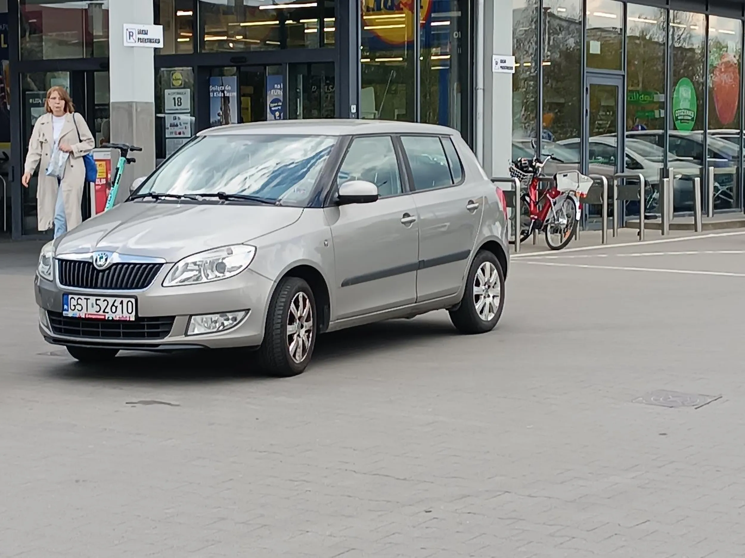 stawaj sobie gdzie chcesz tym zlomem ale moze nie na wjezdzie? zwlaszcza ze masz pol parkingu wolne