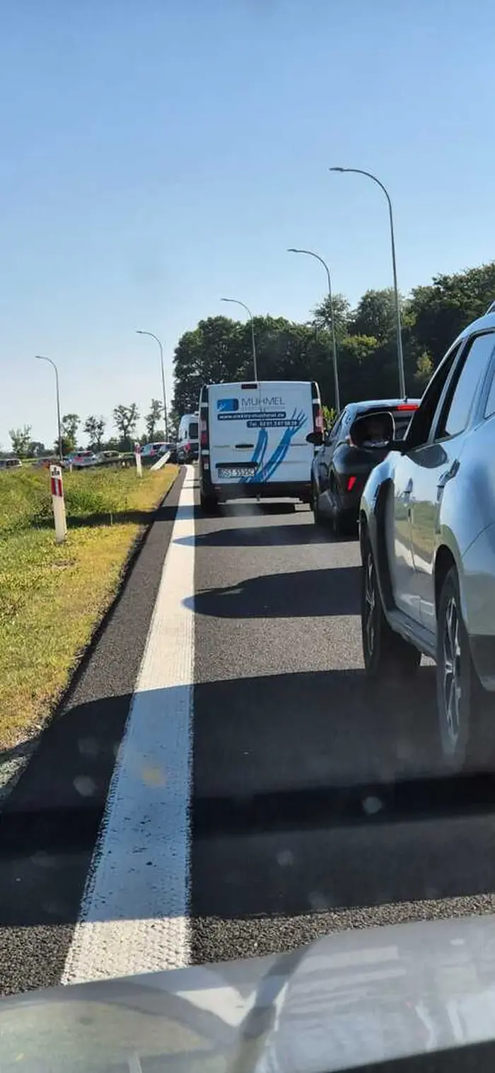 Kierowca jedzie pasem awaryjnym. Na zwrócenie uwagi przez kobietę- opluł ją.