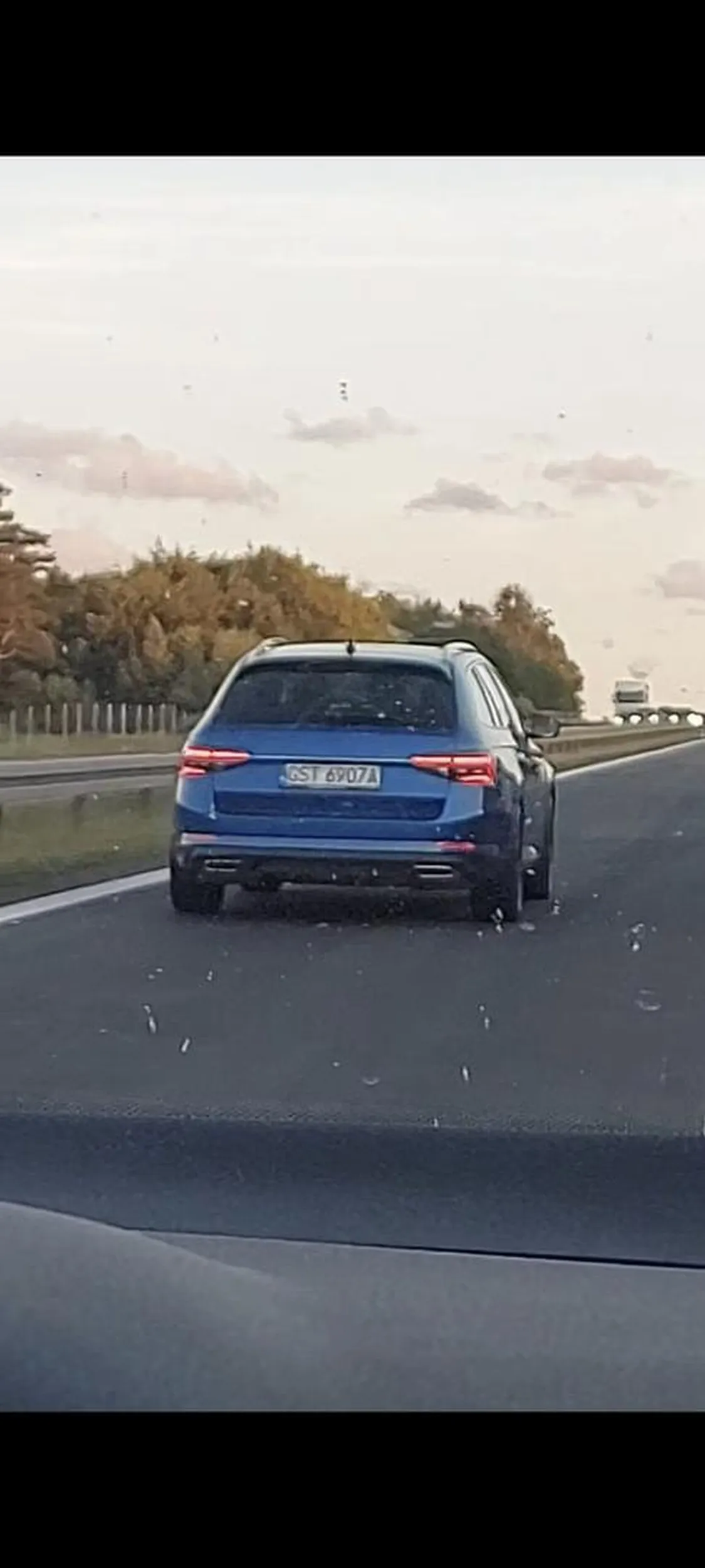 jadę sobie 120 na autostradzie, wyprzedzam tiry a ten człowiek podjeżdża mi metr od dupy i miga, widzi że nie mam jak zjechać bo cały prawy pas zajęty a ten siedzi i miga gościu uspokój sie, srac ci się chciało że tak się spieszyłeś czy co