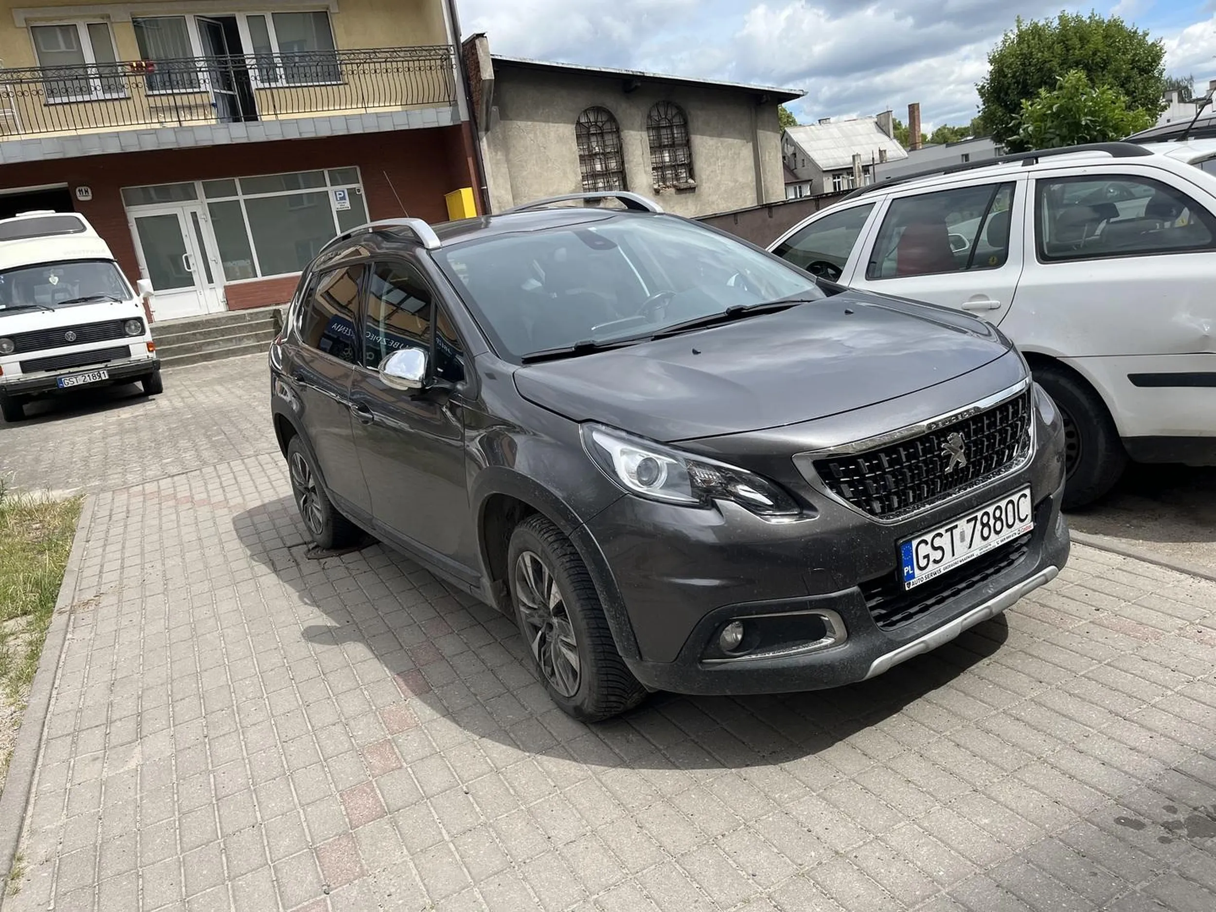 Parkuje na wjeździe do firmy