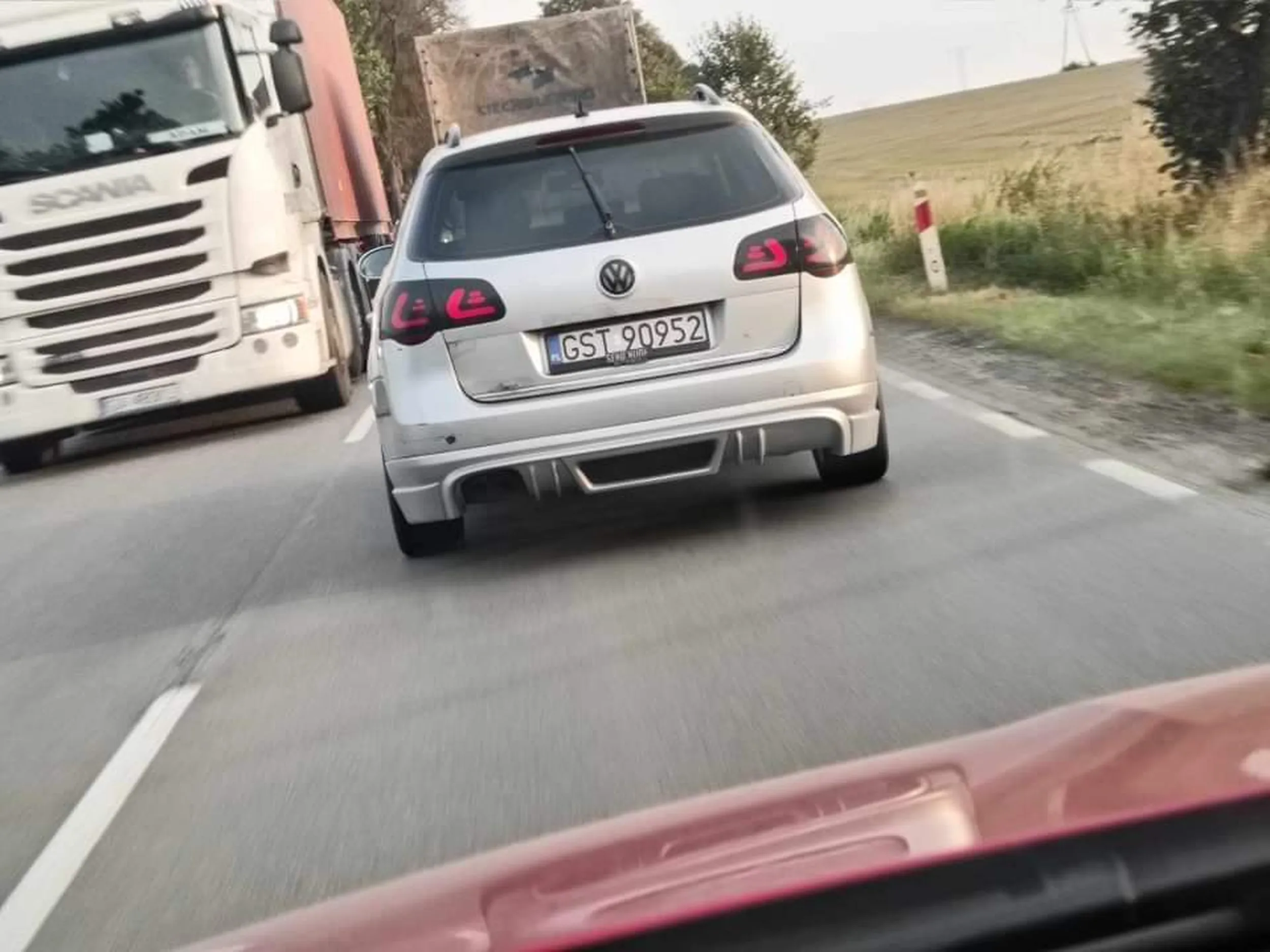 król wieś tuningu myśli że jest na torze wyprzedza na trzeciego a następnie ma pretensje do osoby wyprzedzonej