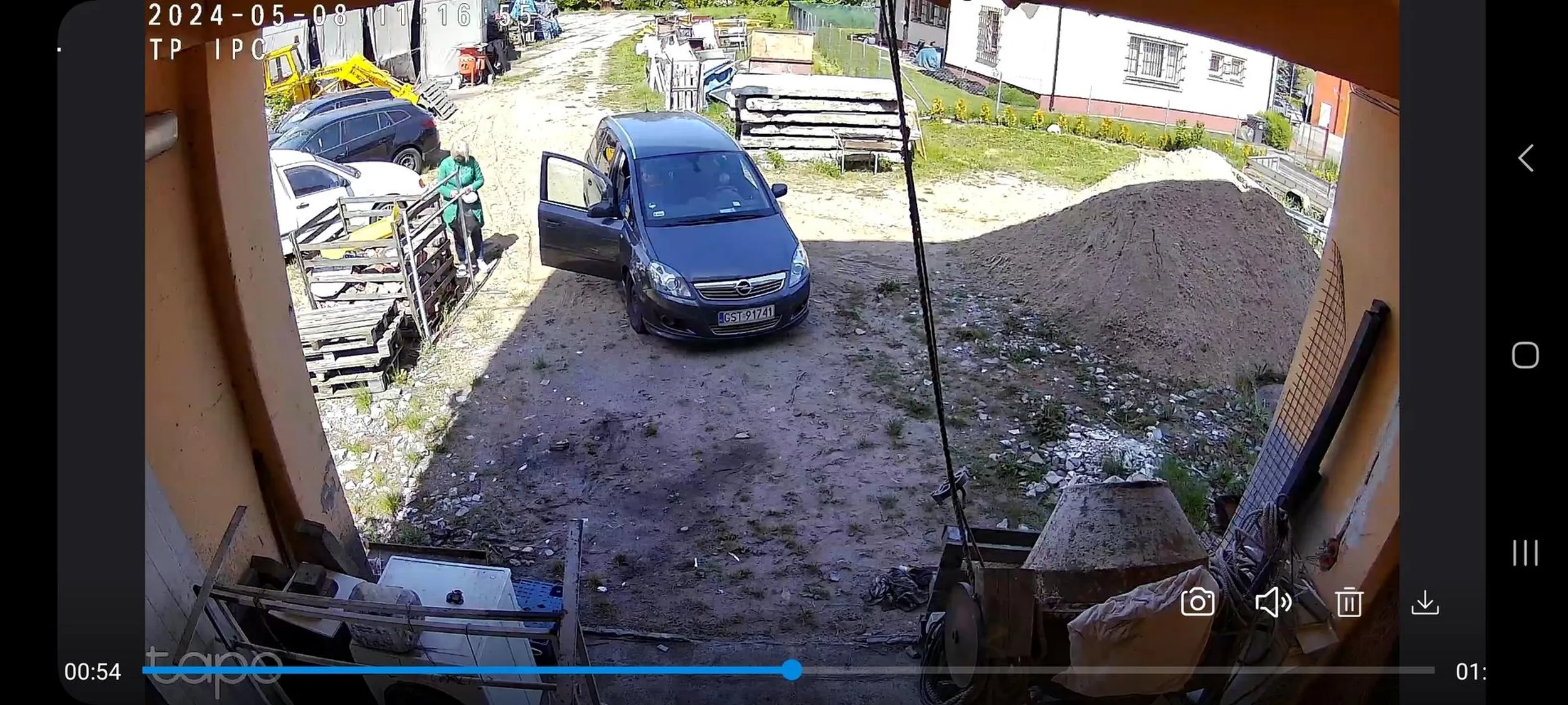 Uprzejmie proszę o oddanie rzeczy , którą pani ze zdjęcia  ukradła,  bo inaczej nie da sie tego nazwać,  pomijam fakt że przed wjazdem jest tabliczka że teren jest prywatny oraz zakaz wjazdu  a na wezwania z glosnika o proźbę pani udawala żemnie nie slyszy , okej  każdemu można się zdążyć