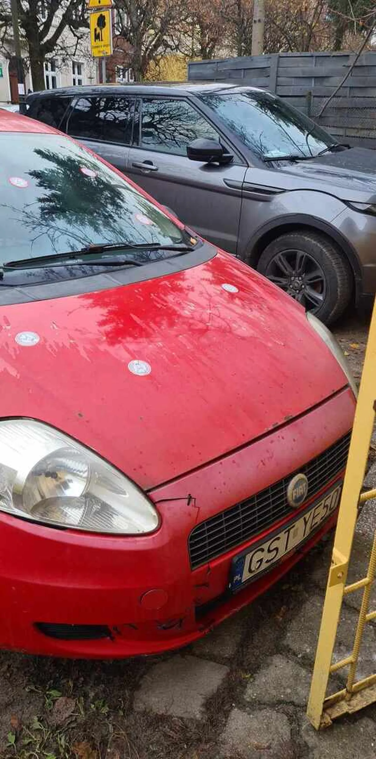 Bezmozg pisze  dostawy a parkuje dostał karnego kutasa uwazajcie na niego