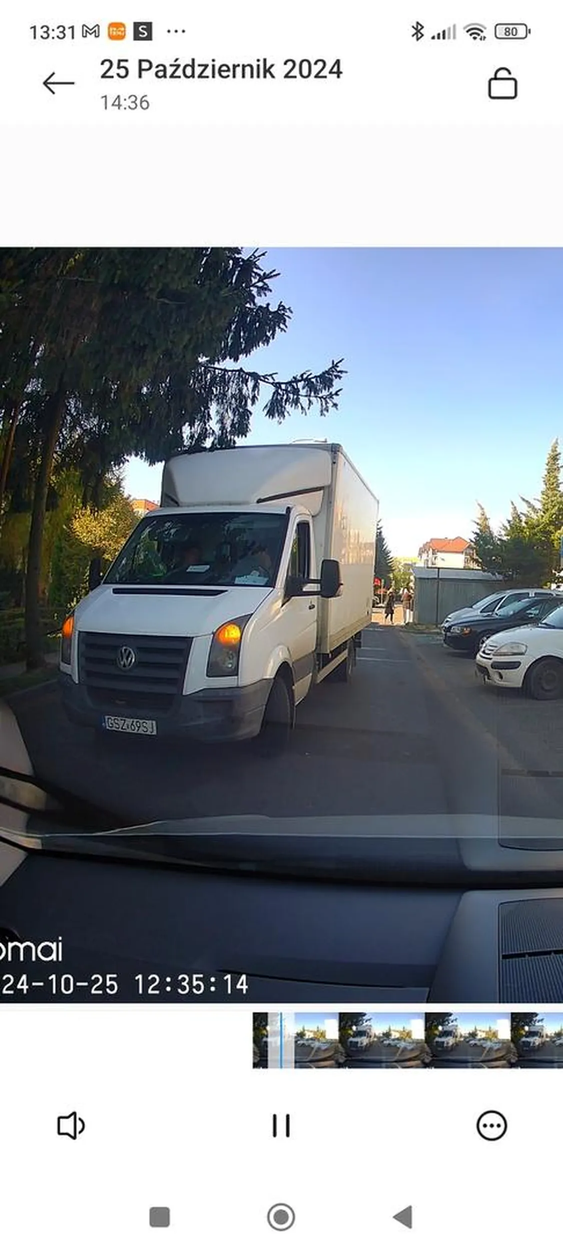 Cham za kierownicą, wymusza pierwszeństwo przejazdu. Nie pierwsza taka akcja w wykonaniu tego kierowcy.