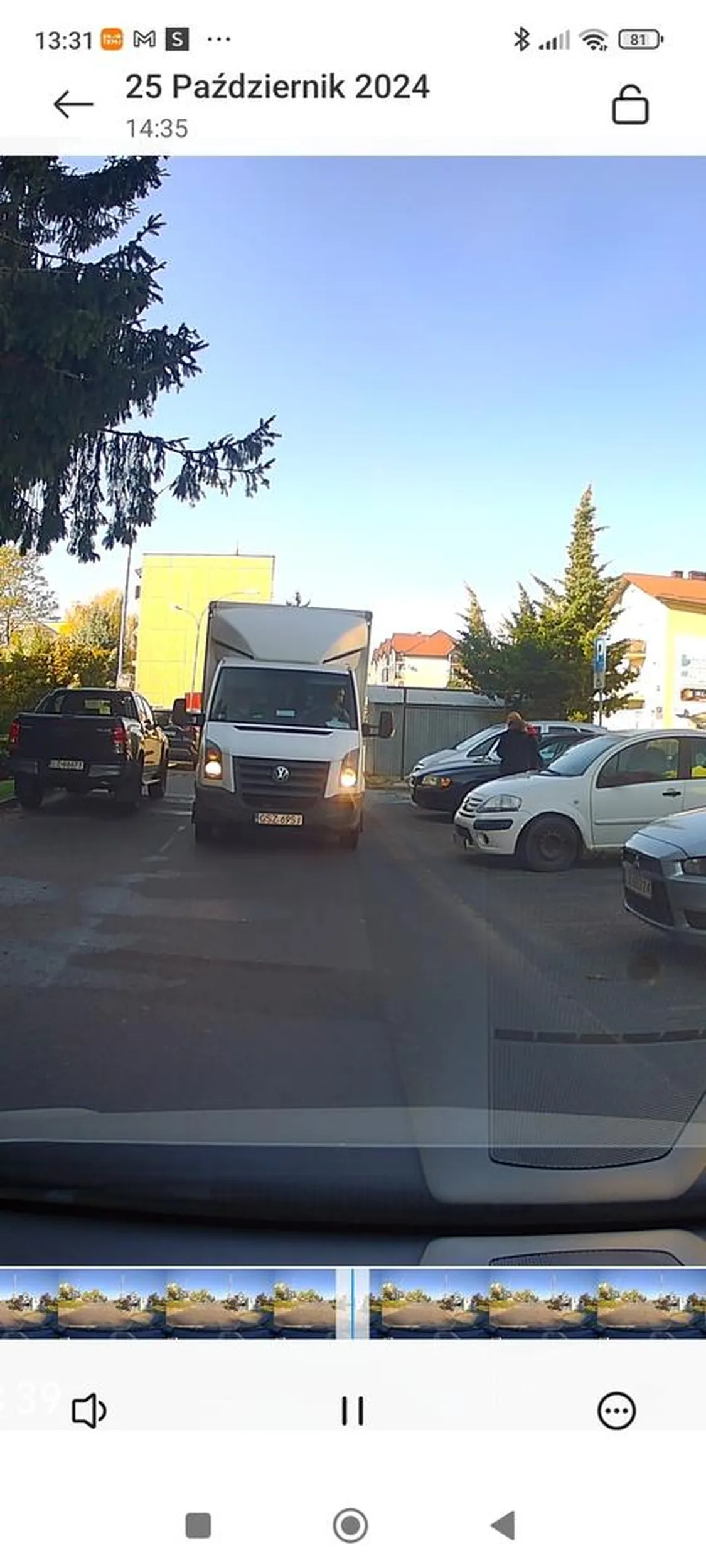 Cham za kierownicą, wymusza pierwszeństwo przejazdu. Nie pierwsza taka akcja w wykonaniu tego kierowcy.