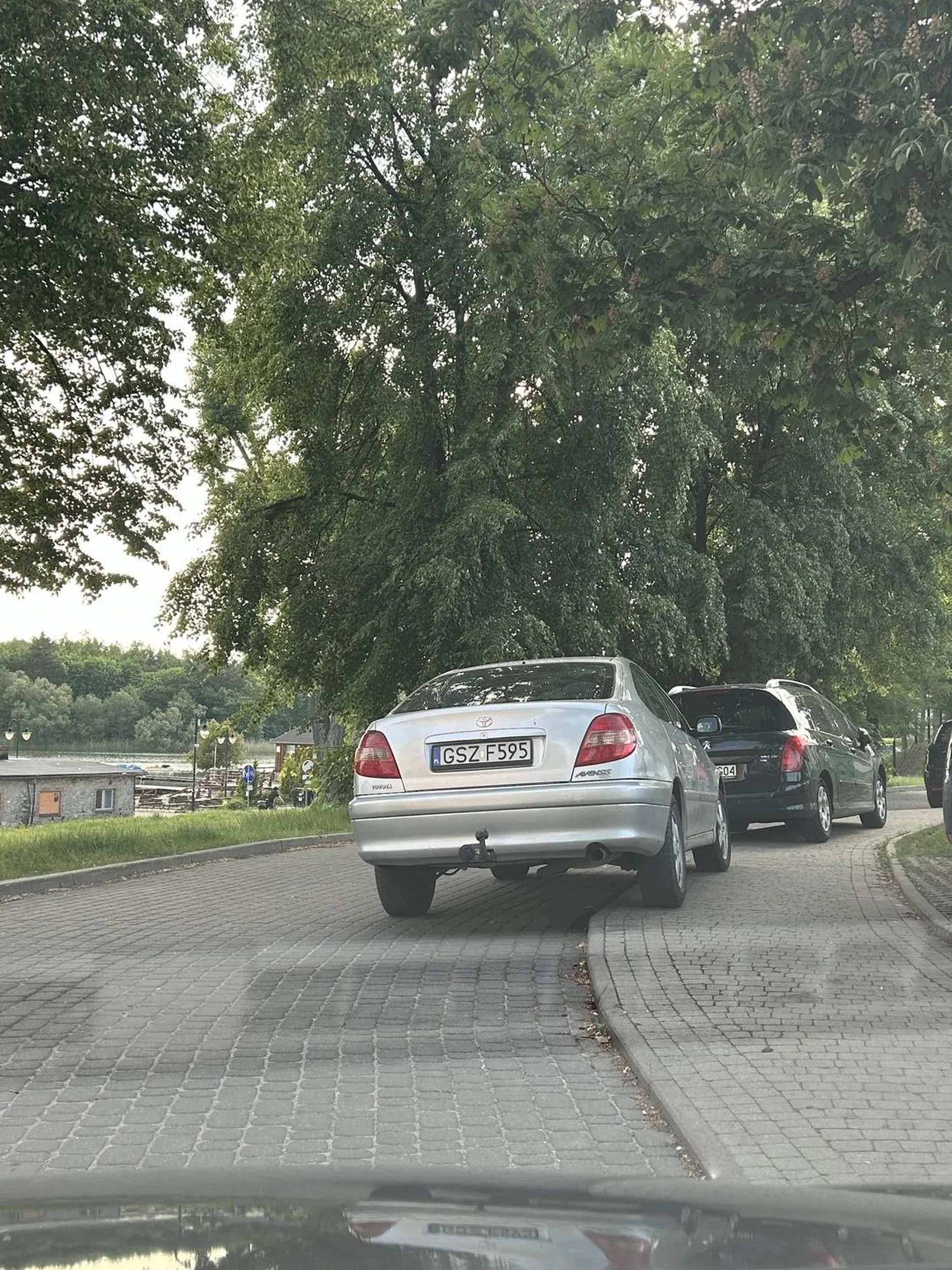 następnym razem proszę stanąć jak człowiek a nie w ten sposób na zakręcie że przejeżdża się na milimetry