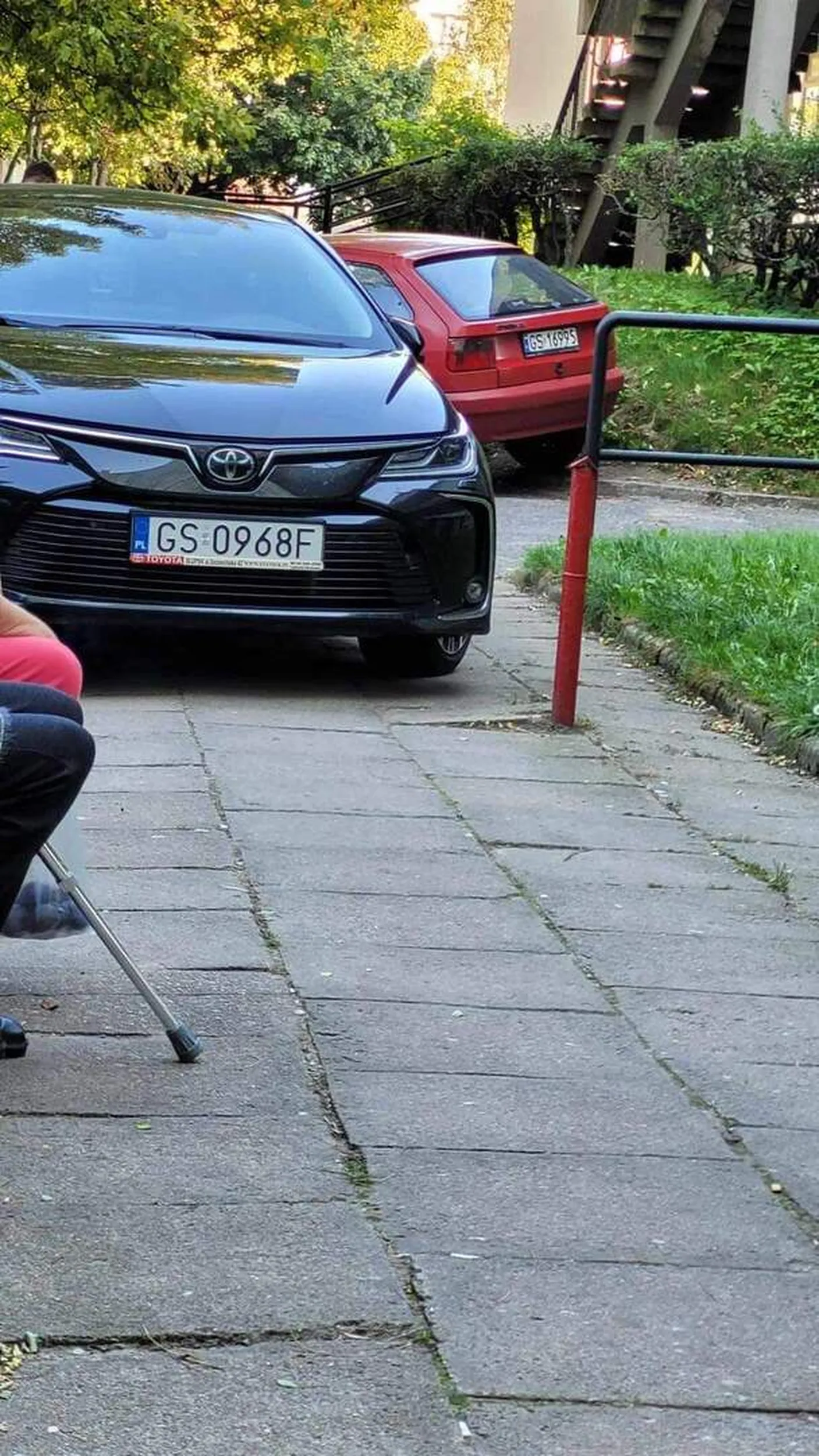 Zastawia chodnik i nie da się przejechać wózkiem inwalidzkim