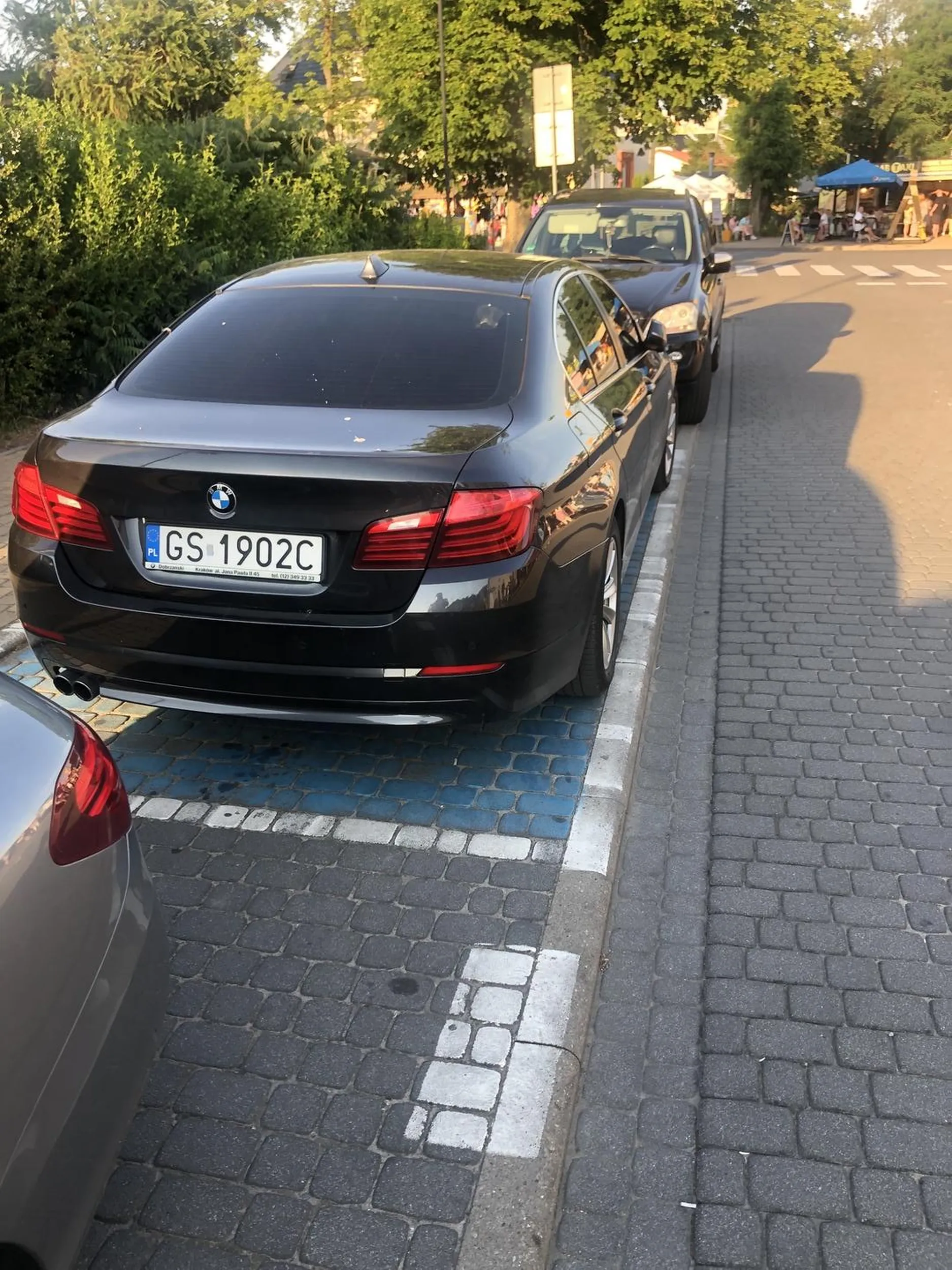 Ciota ze słupka w białej czapeczce co myśli ze ma stare beemwe to może wszędzie parkować