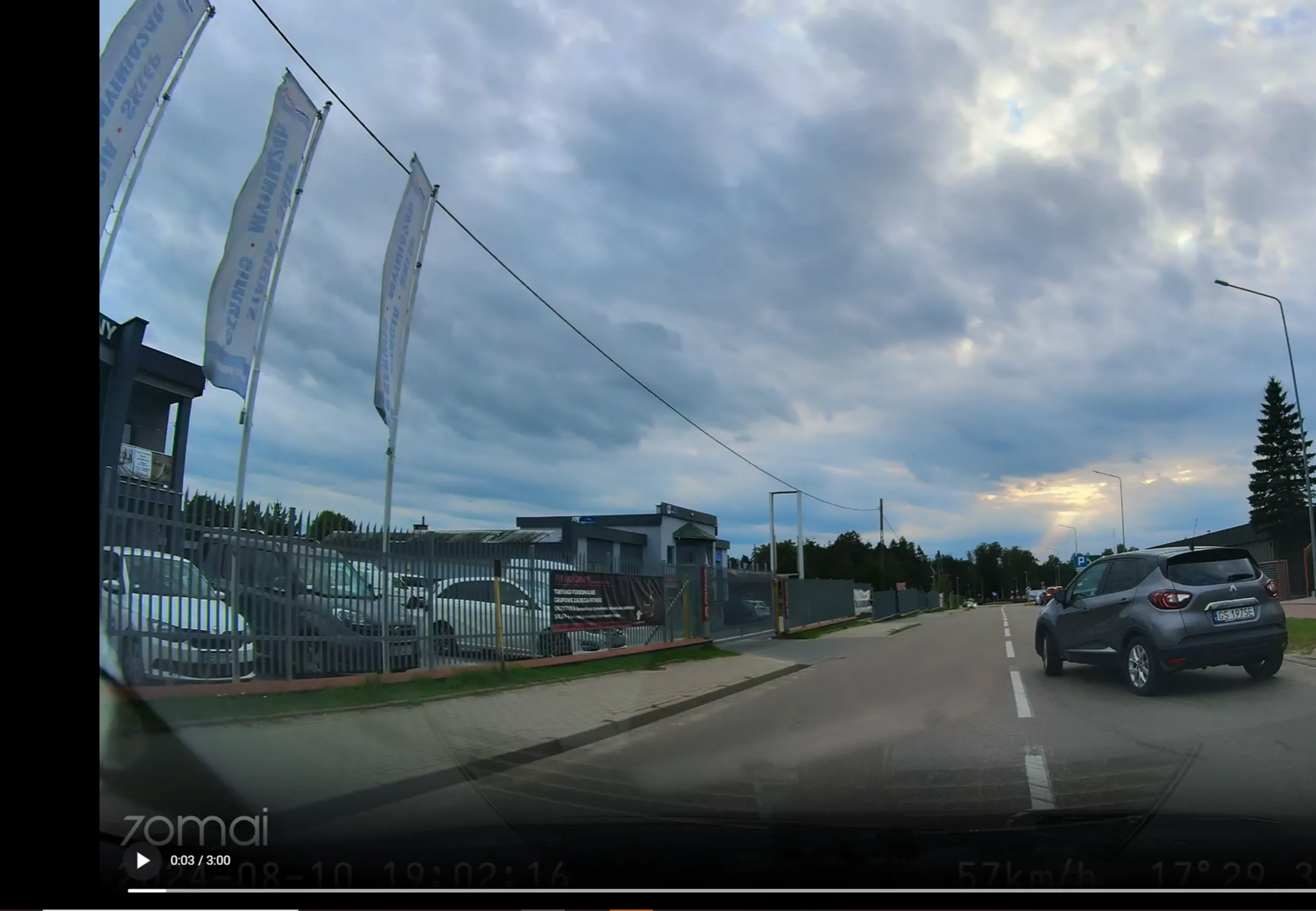 Kierowca nie rozgląda się wyjeżdżając z drogi podporządkowanej i doprowadza tym do niebezpiecznej sytuacji.