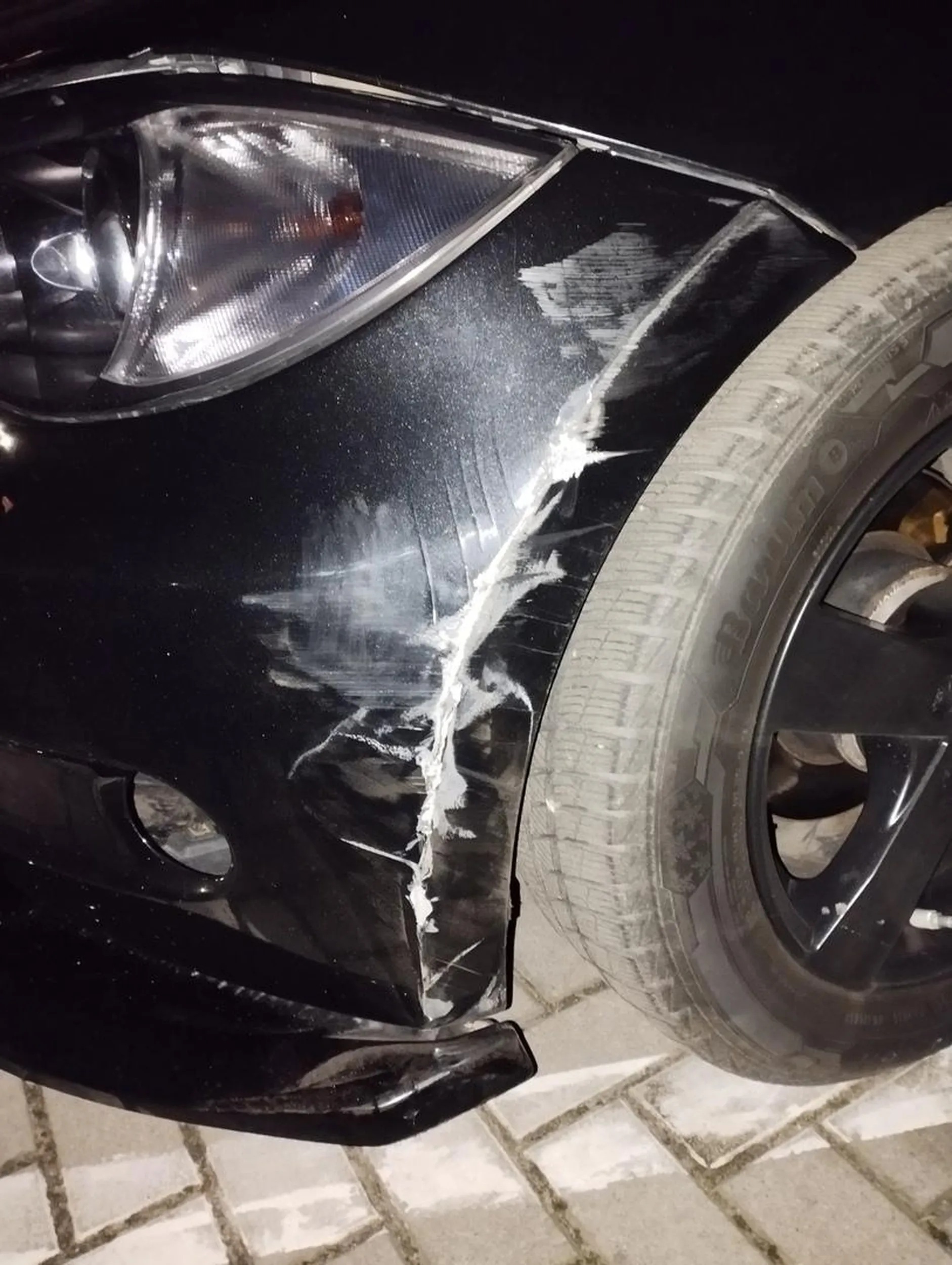 Pani kierowca tego samochodu (T-Cross 2020) w czwartek 5 grudnia o 14:50 w Słupsku na ulicy Augusta wyjeżdżając z miejsca parkingowego niedostosowała kąta wyjazdu i otarła się i uszkodziła zderzak w moim BMW serii 1, po czym uciekła z miejsca zdarzenia. Proszę o kontakt, żeby obyło się bez policji