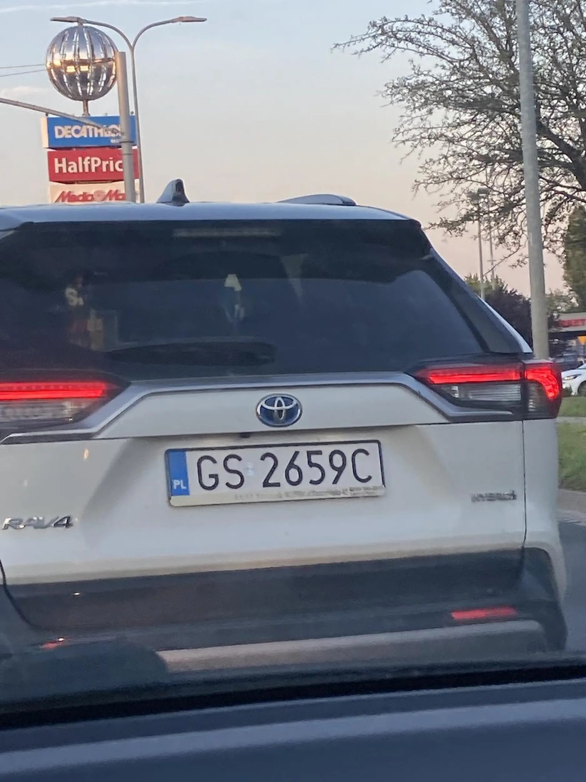 Facet jadący w terenie zabudowanym, wchodzący w zakręt z prędkością ponad 20km/h. Następnie tamuje ruch i zajeżdża drogę w celu wyjaśnienia niedoszłej kolizji. Krzyczy, obraża i awanturuje się, trzaska drzwiami, auta, które nie jest jego. Zwykły cham i prostak oraz brak jakiejkolwiek kultury osobistej. Współczuję jego kobiecie bądź mężczyźnie.