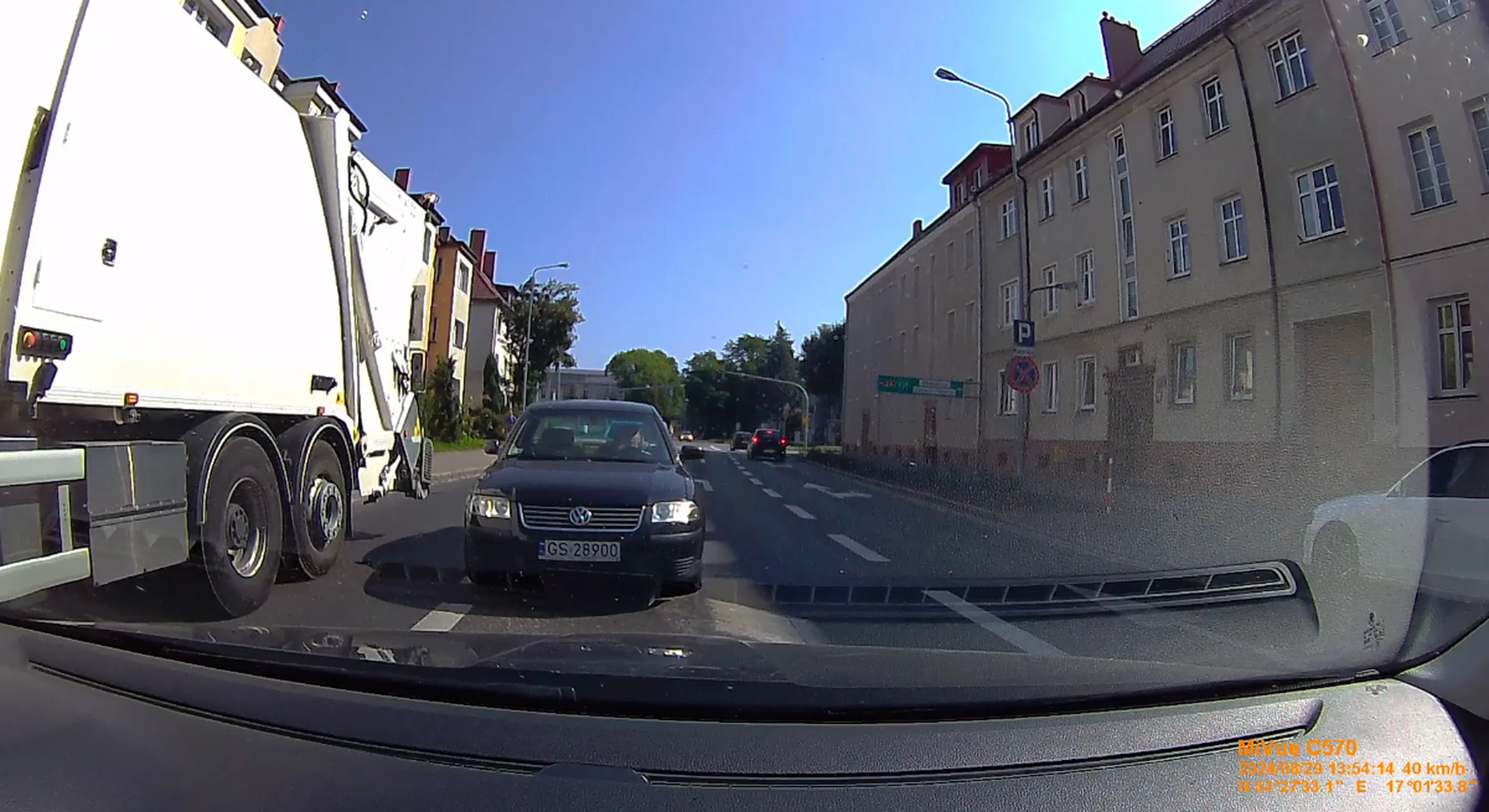 Pan sobie postanowił omijać śmieciarkę pasem pod prąd, kiedy nim jechałem. I jeszcze pretensje, że mam mu zjechać....