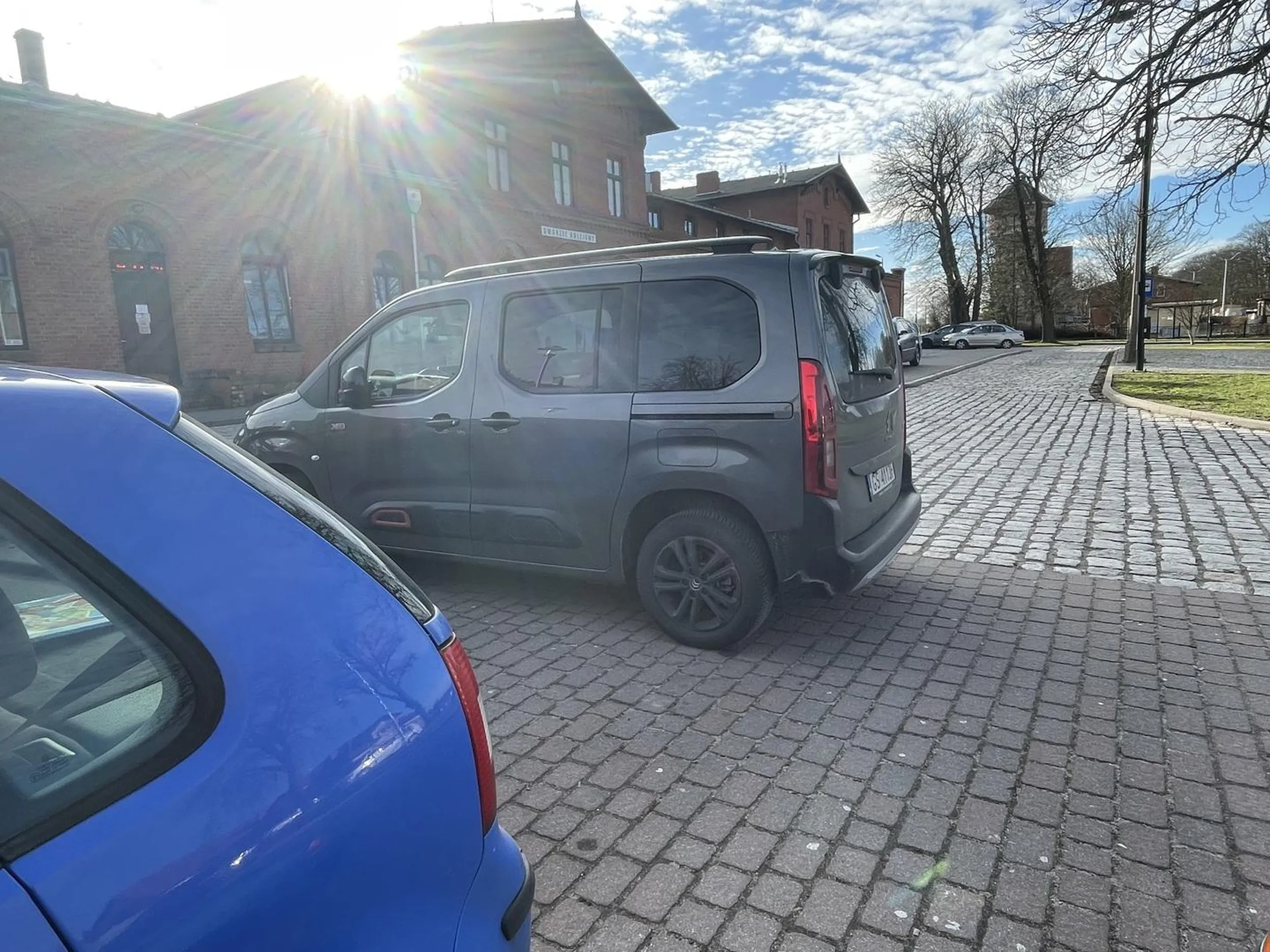 Pozdrawiam serdecznie starszego Pana, który mnie zastawił i przychodząc zaczął krzyczeć z pretensjami, że czekam aż odjedzie :) zero kultury