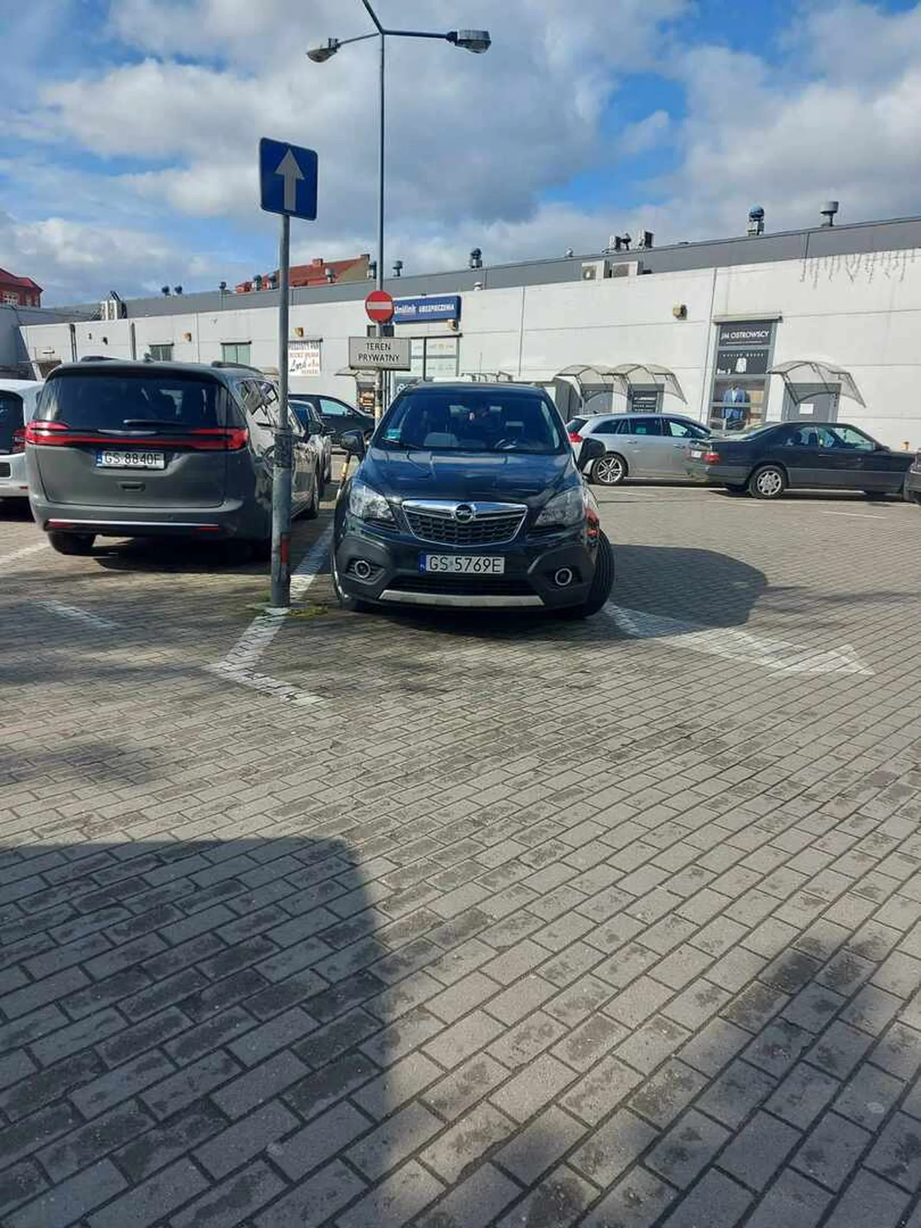 Następnym razem to wjedź może do sklepu, aby mieć bliżej, bo stając tu, było za daleko.