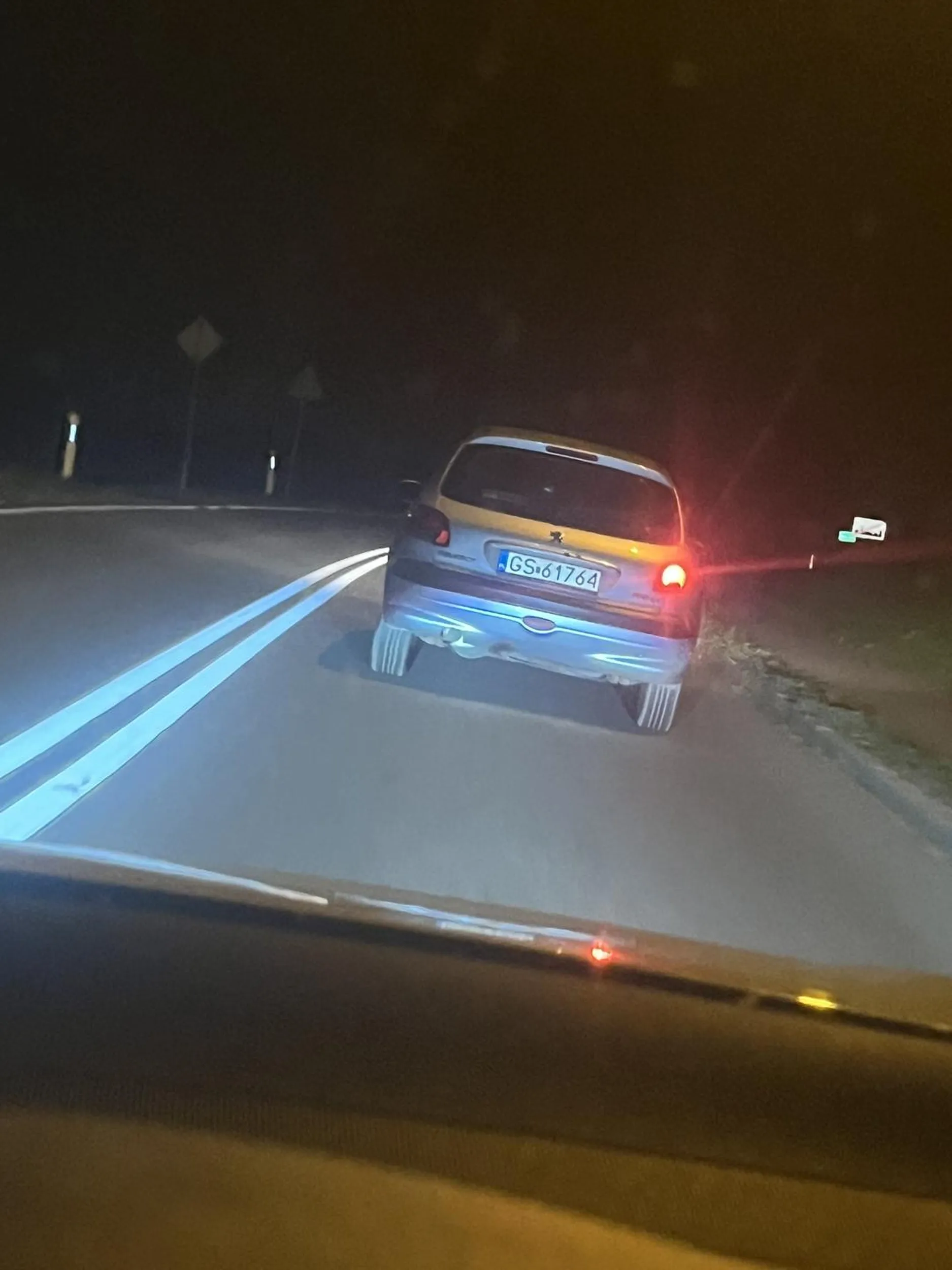 7 razy hamuje przed fotoradarem zesrany po uszy, ograniczenie 50 to jedzie 30. Każdy zakręt najlepiej niech stanie i pcha auto bo nie wyrobi przy 60kmh na krajówce