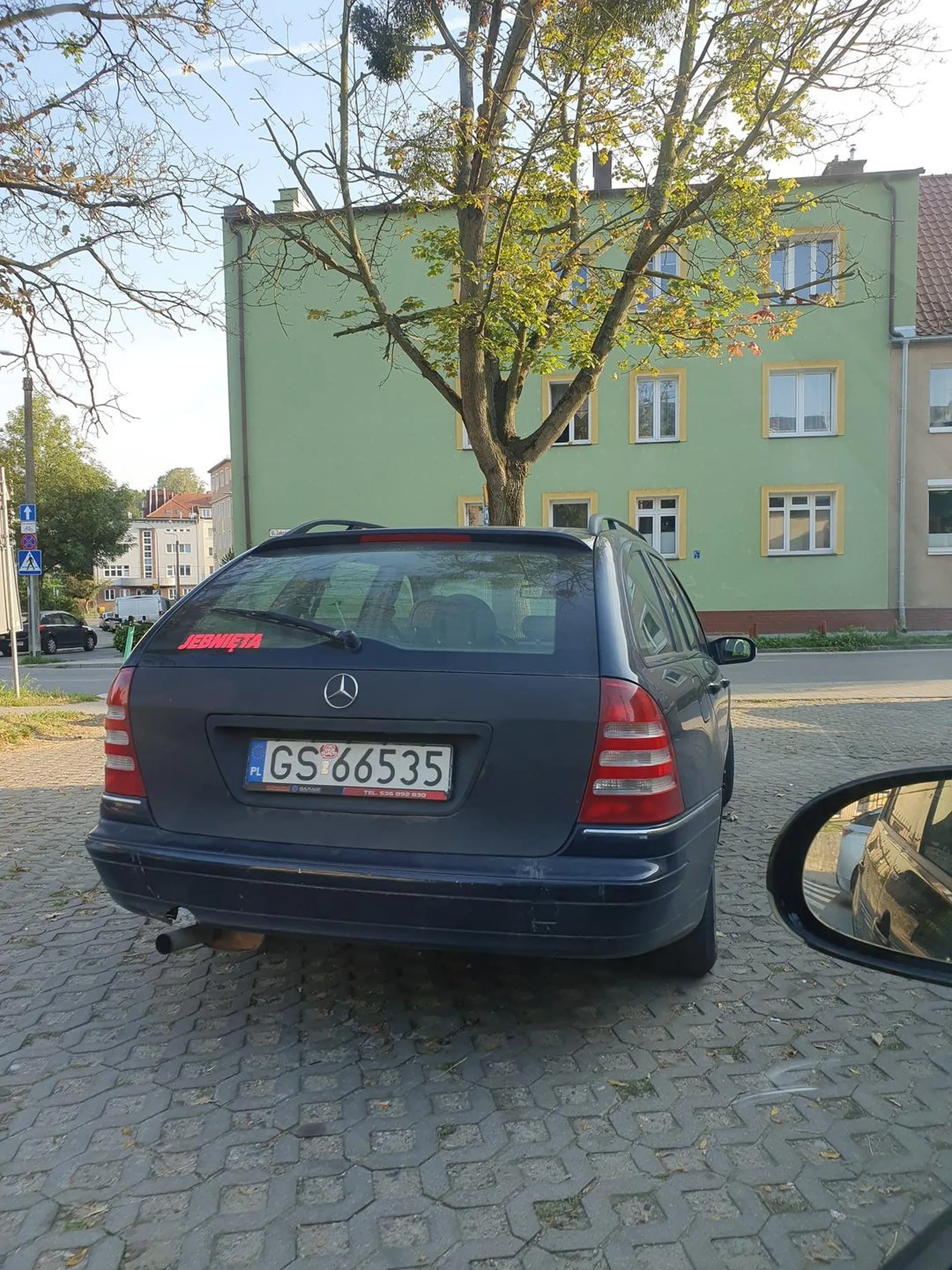 Jakaś wieśniara w starym trupie z głupią naklejką. Gdańsk