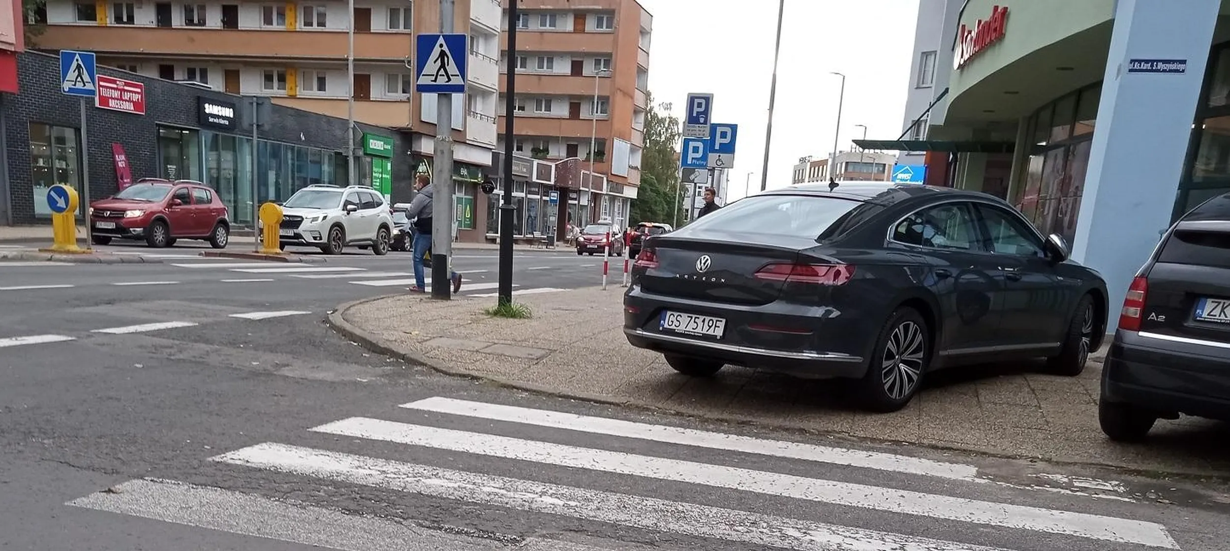 Co prawda nie ma gdzie parkować, ale to już przesada panie arteoinie.....