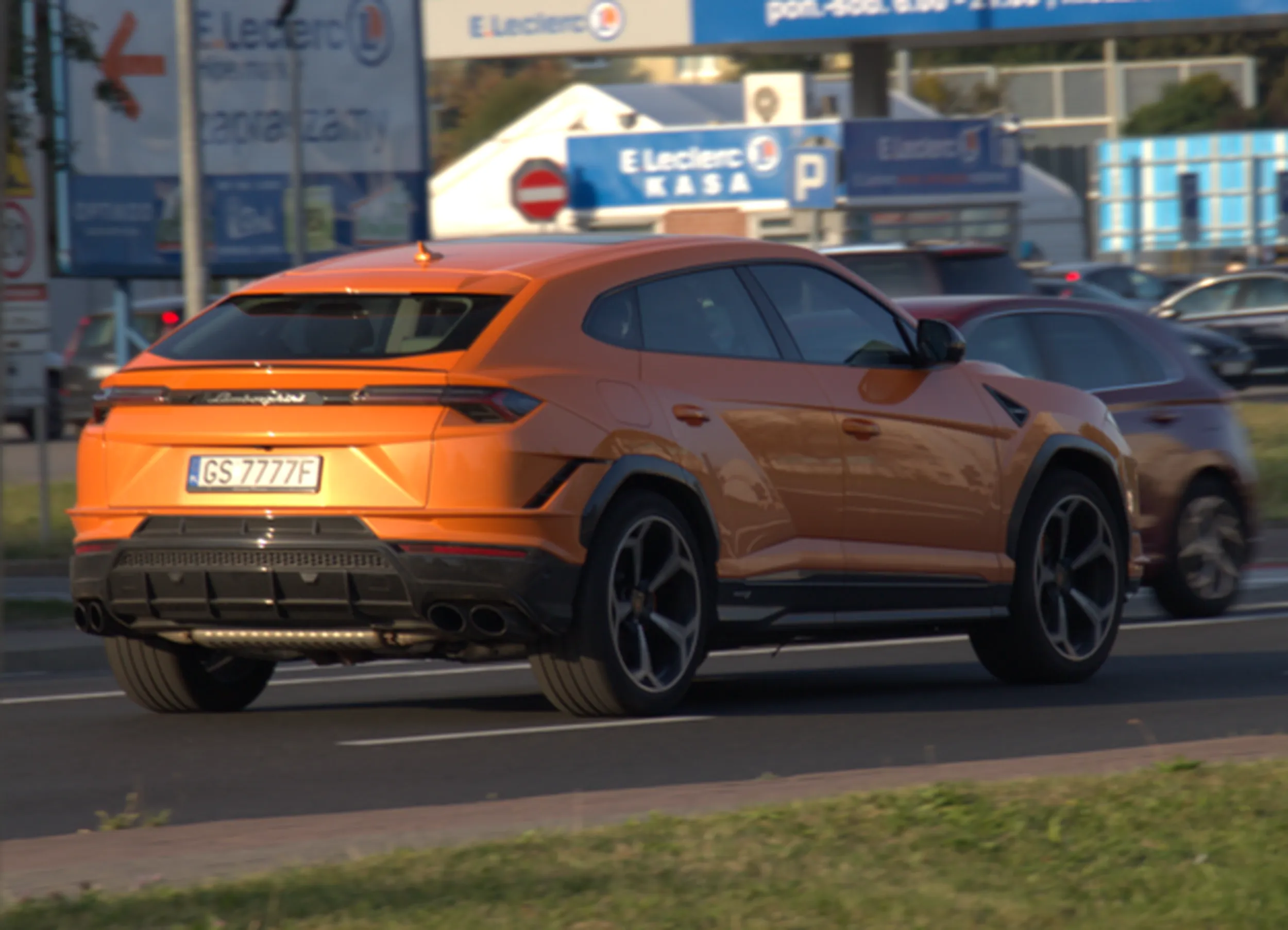 Właściciel zatrąbił oraz pokazał faka po tym jak chciałem fotki porobić jak jedzie ):