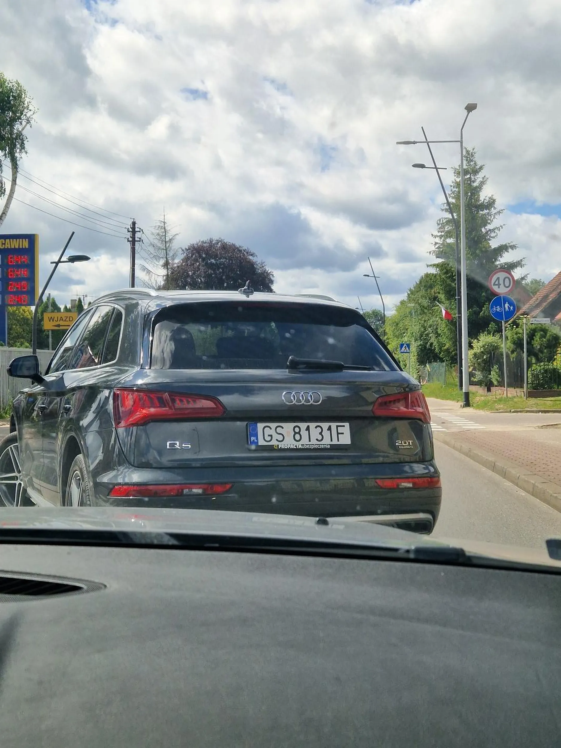 Glupia baba be, patrzenia wyjechała nam z podporządkowanej.