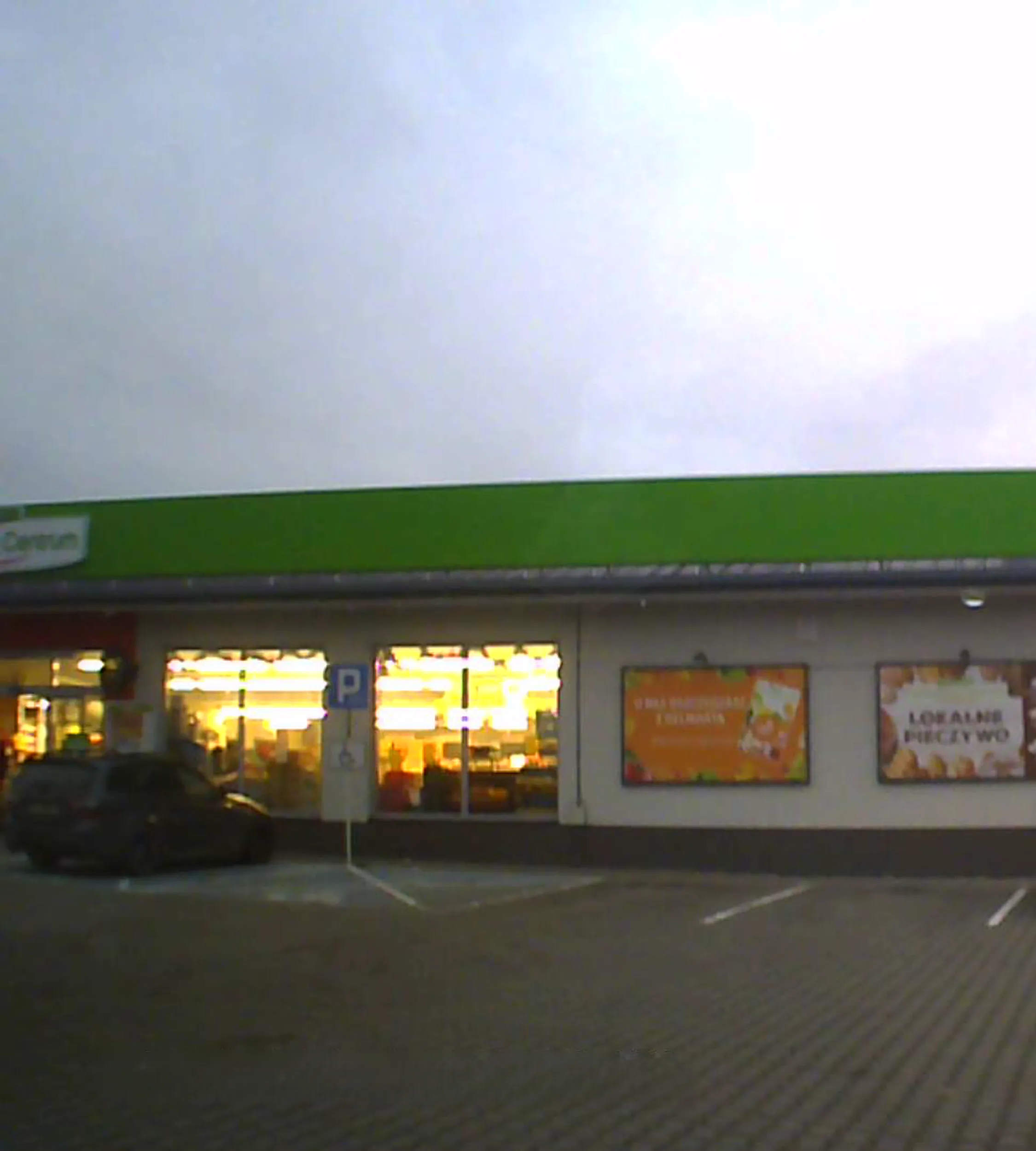 Młoda dama z dzieckiem staje na miejscu parkingowym dla niepełnosprawnych nie posiadając karty parkingowej. Po zapytaniu jej, dlaczego parkuje na miejscu dla niepełnosprawnych mimo wolnych miejsc parkingowych odpowiedź brzmi tak "przecież jest drugie miejsce parkingowe dla niepełnosprawnych" Po krótkiej rozmowie czas na ucieczkę.