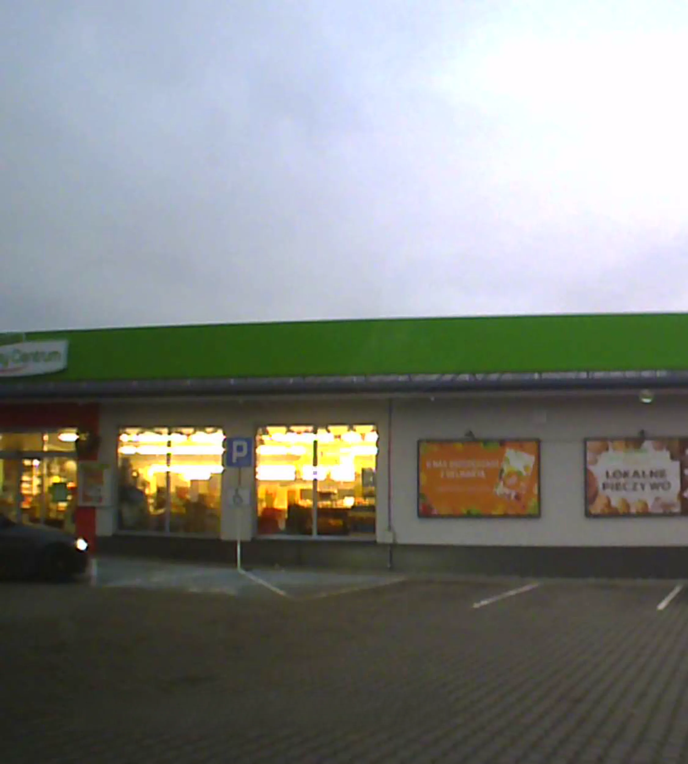 Młoda dama z dzieckiem staje na miejscu parkingowym dla niepełnosprawnych nie posiadając karty parkingowej. Po zapytaniu jej, dlaczego parkuje na miejscu dla niepełnosprawnych mimo wolnych miejsc parkingowych odpowiedź brzmi tak "przecież jest drugie miejsce parkingowe dla niepełnosprawnych" Po krótkiej rozmowie czas na ucieczkę.