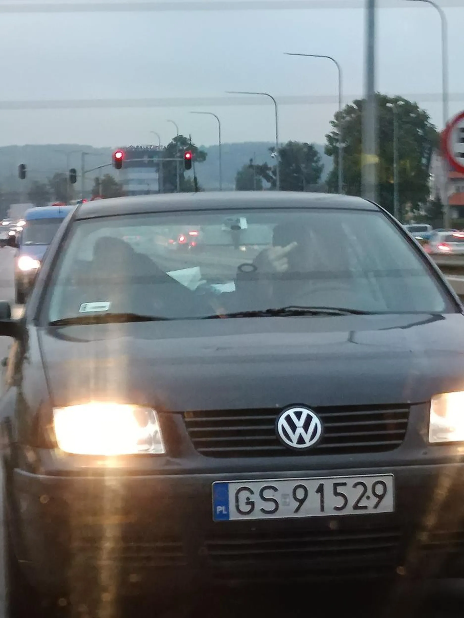 Jak nie umiemy dystansu zachować to zapraszamy wybombiać na autobus a nie na prawie jeździe s czipsów jeździć