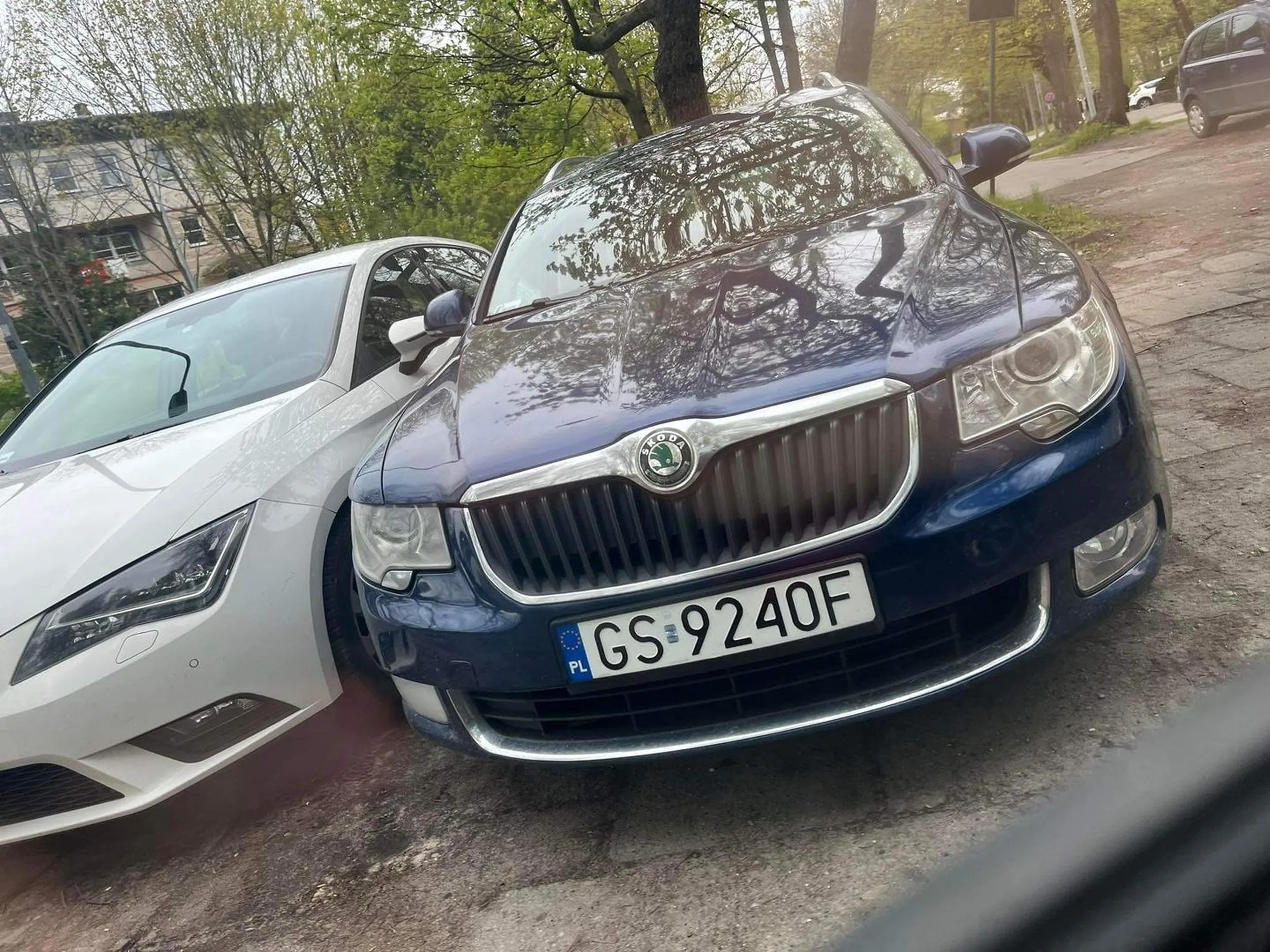 zastawia inne samochody