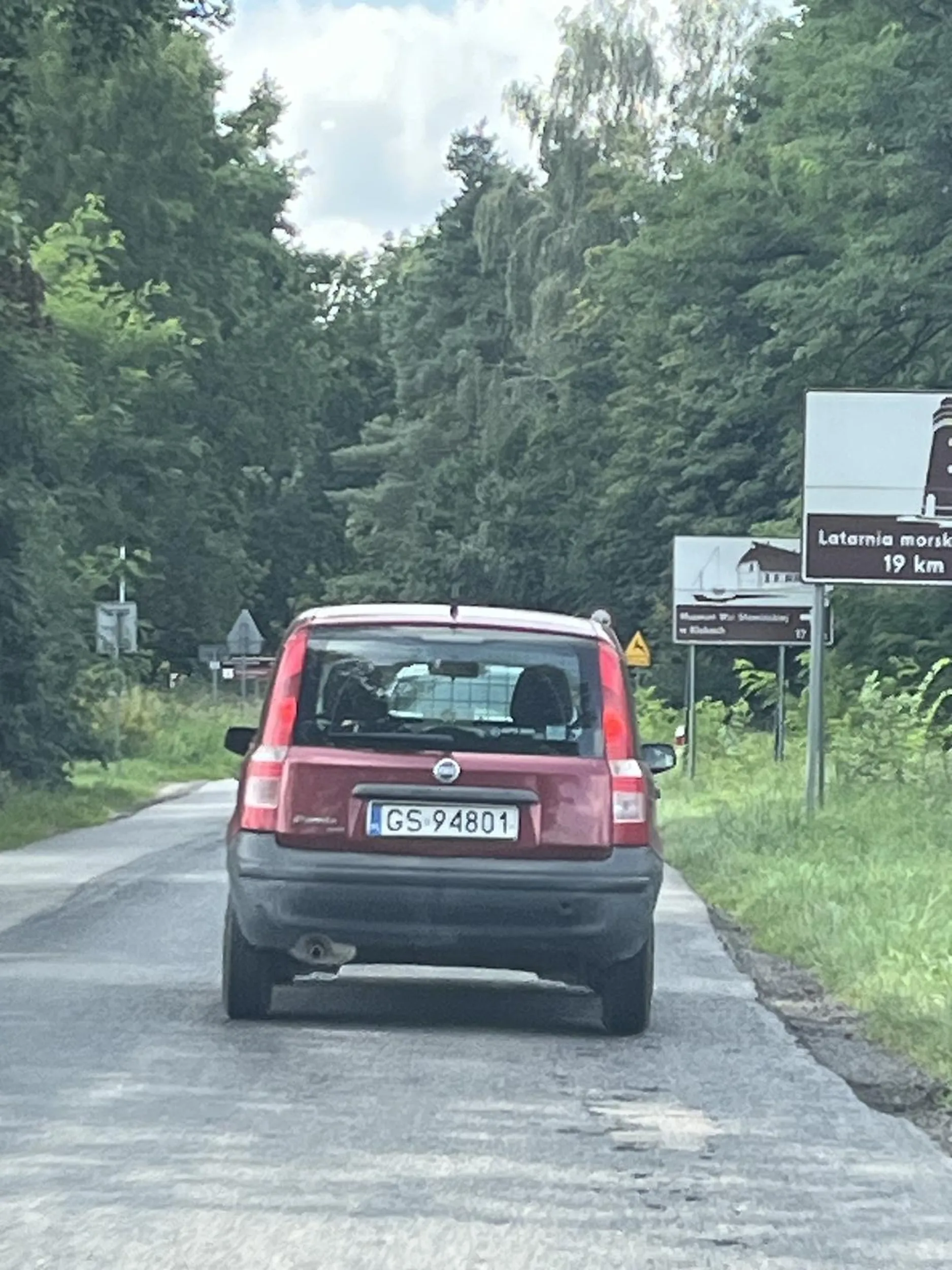 Strasznie chamski kierowca. Wyprzedza na siłę na wąskich drogach swoim gruzem. Sam pcha się na wałek