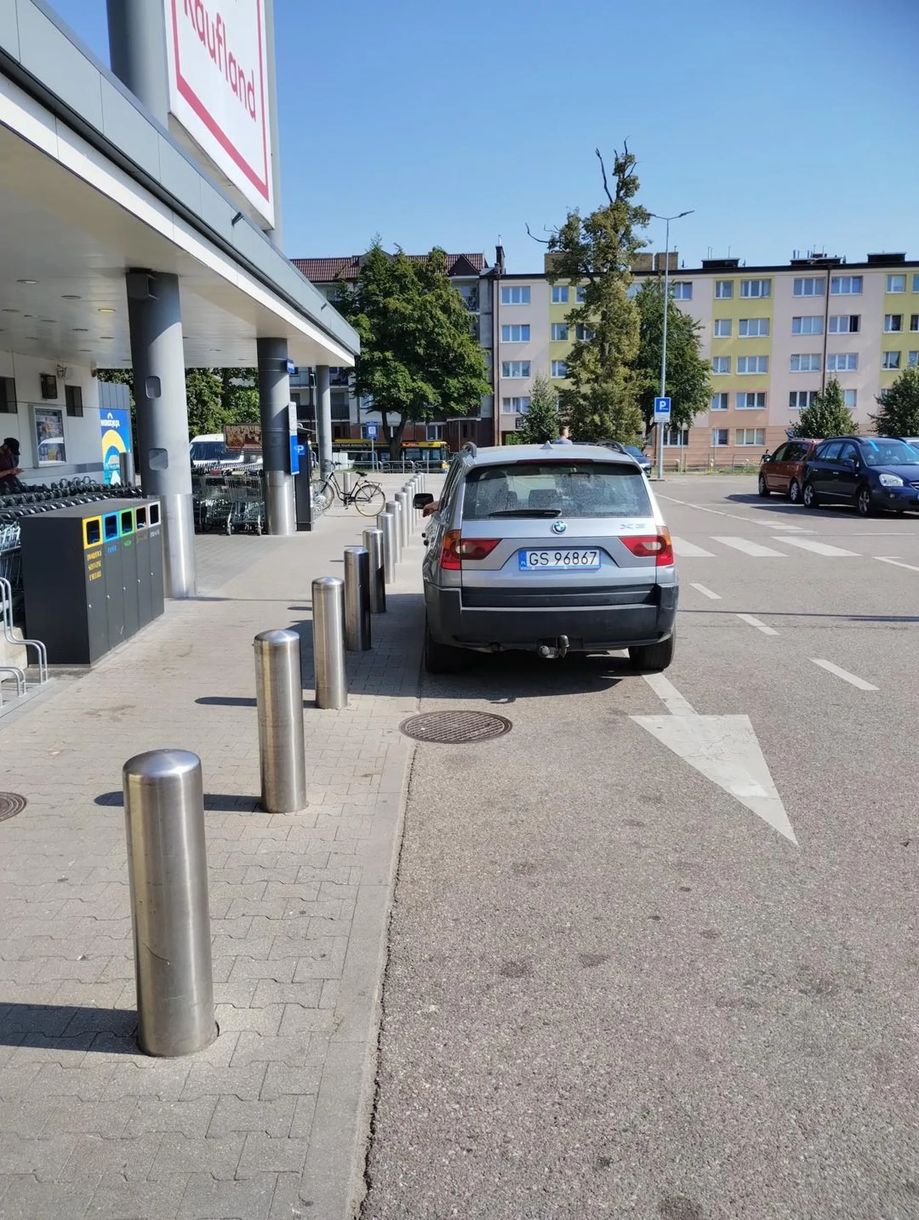 I kolejny raz ten sam ulaniec z wielkim bebechem z kiepem w ręce czeka pod Kauflandem z odpalonym silnikiem