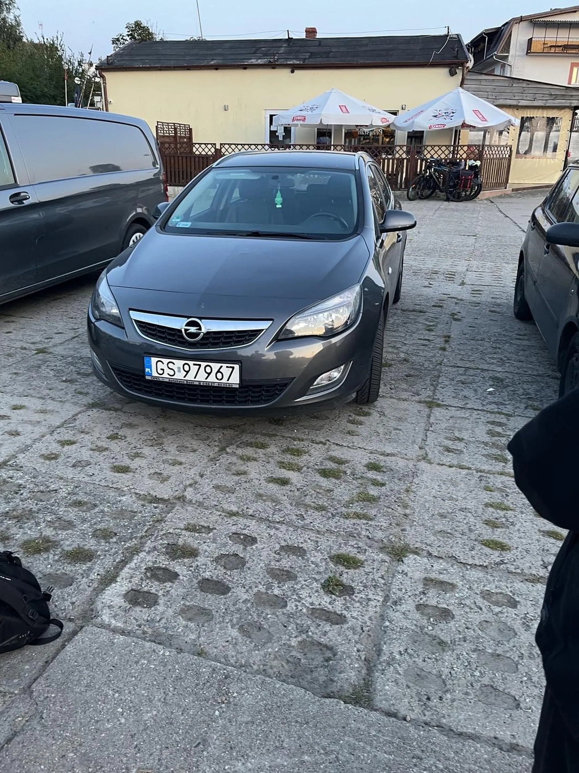 Skąd tacy kierowcy się biorą... Porażka... Popisy na terenie PKP oraz bardzo nieostrożna jazda to główne z wielu zarzutów, które można mu postawić