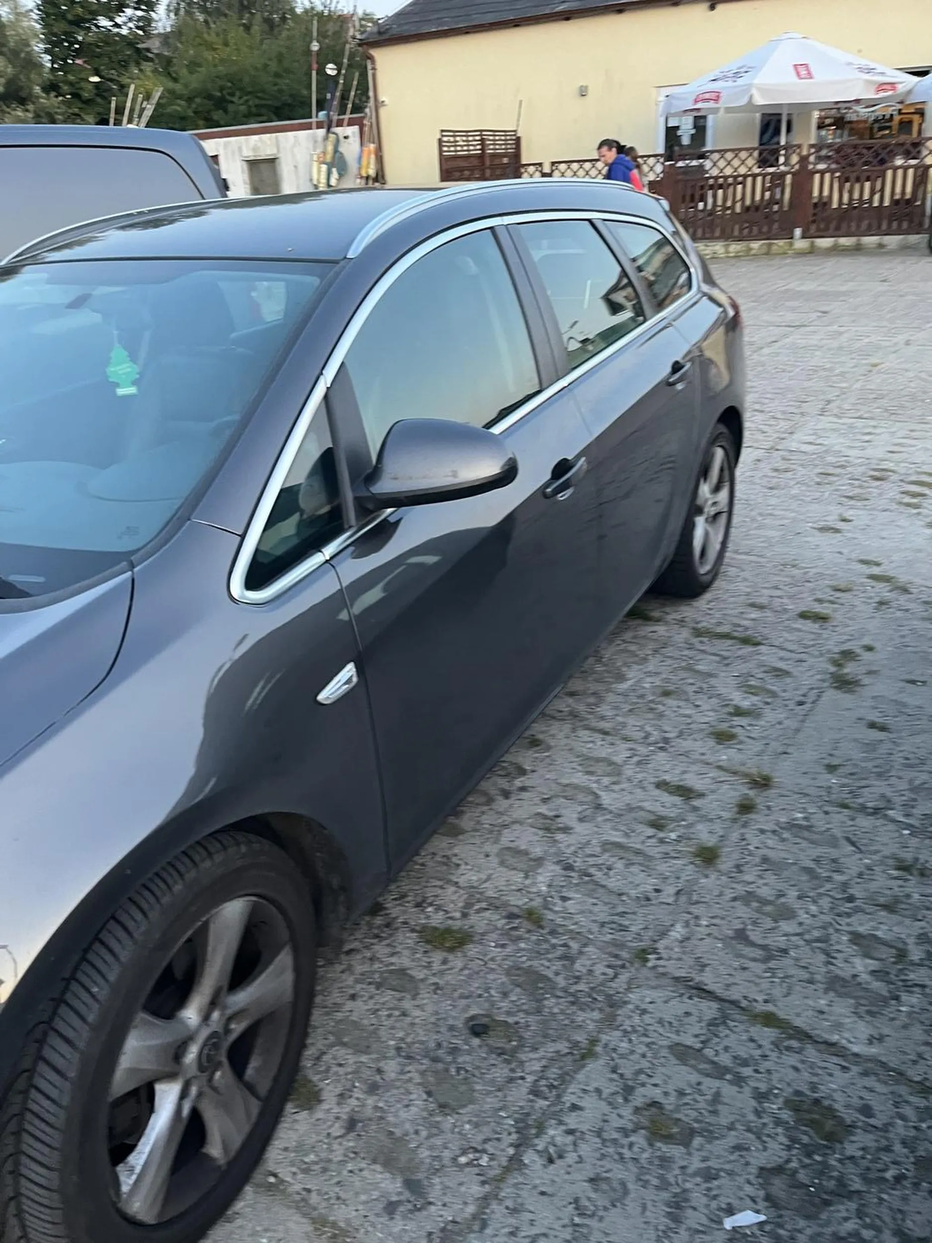 Skąd tacy kierowcy się biorą... Porażka... Popisy na terenie PKP oraz bardzo nieostrożna jazda to główne z wielu zarzutów, które można mu postawić