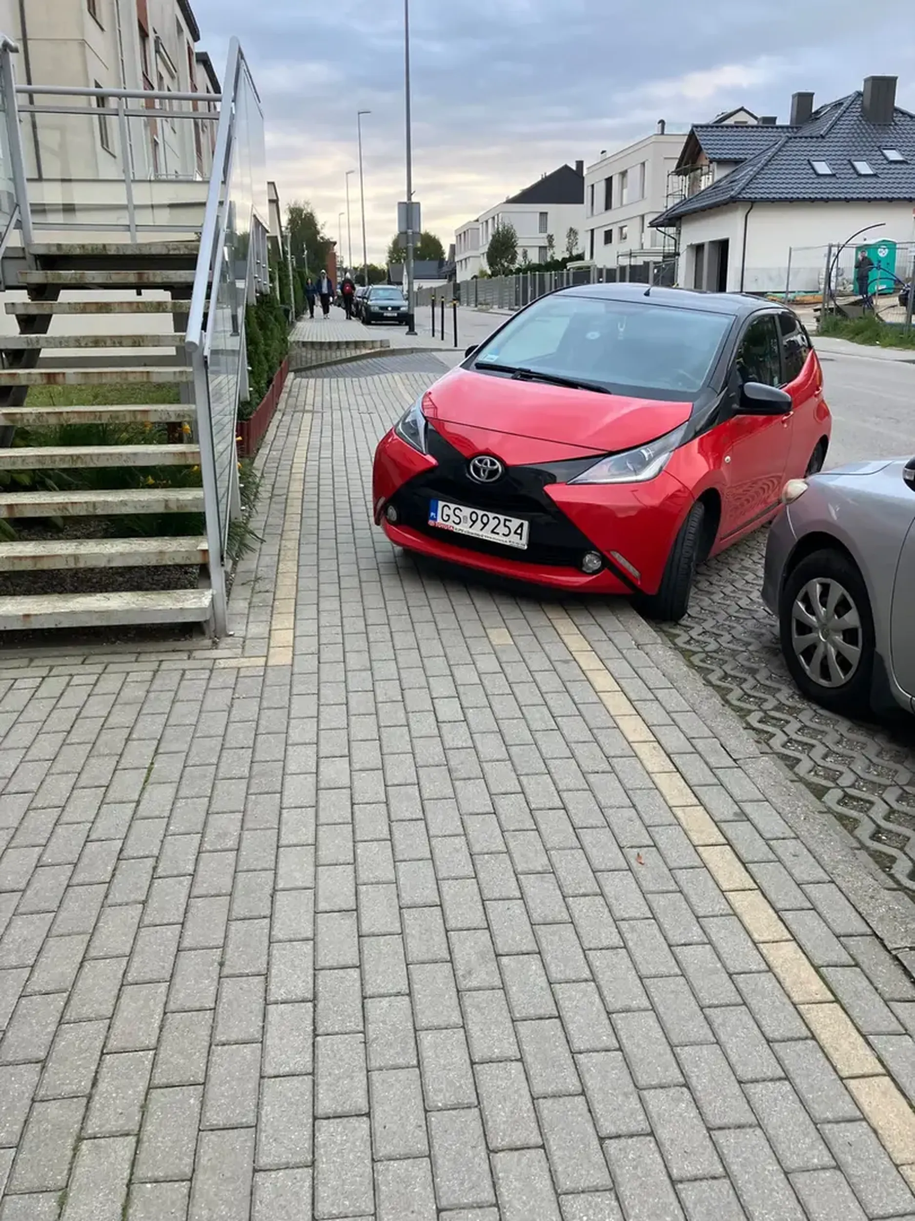 Na gościnnych występach w Gdańsku. Z wózkiem nie przejechałem. Musieliśmy z Młodym po ulicy przejeżdżać. Dla mnie nie problem, ale z dzieckiem robi się niebezpiecznie i chyba nie o to chodzi, żeby auta stały na chodniku, a piesi chodzili po jezdni... Poproszę więcej pomyślunku i empatii