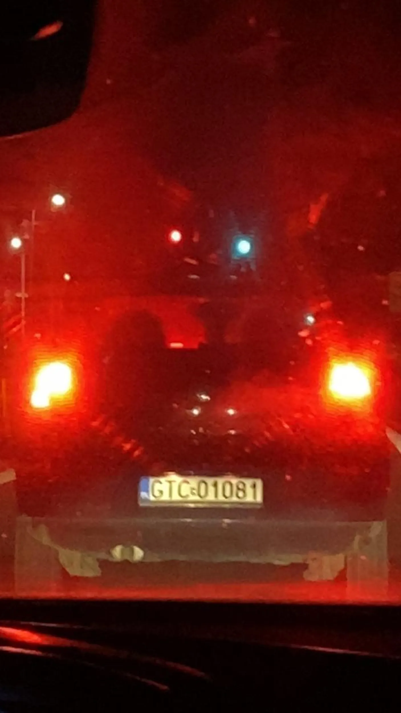 młodsza pani jedzie za mną i hamuje ludzi na drodze szybkiego ruchu. Wstyd