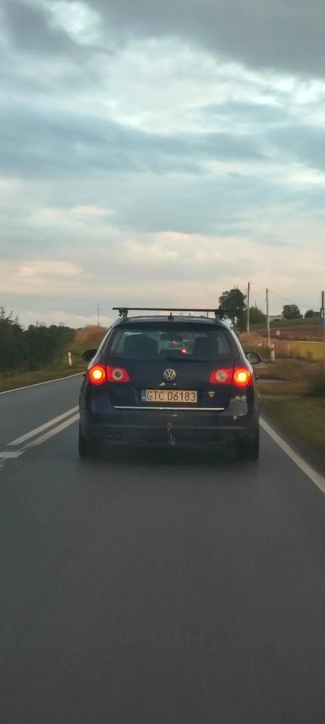 jedzie ledwo się trzyma drogi, radzę uważać.