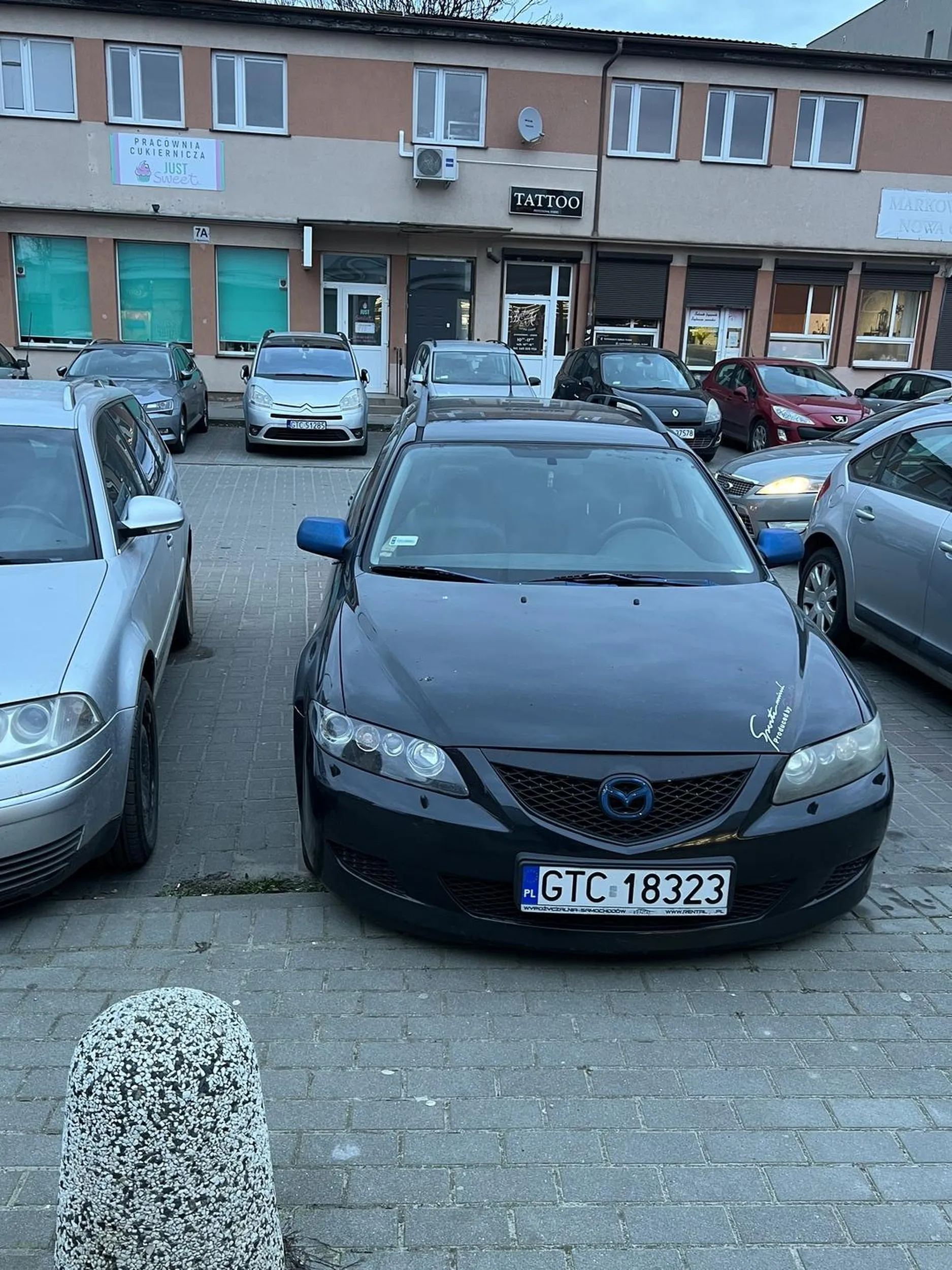 Proszę o parkowanie na swojej wyznaczonej części co ułatwi innym życie z wyjazdem oraz wjazdem plus wsiadanie jest wygodniejsze.