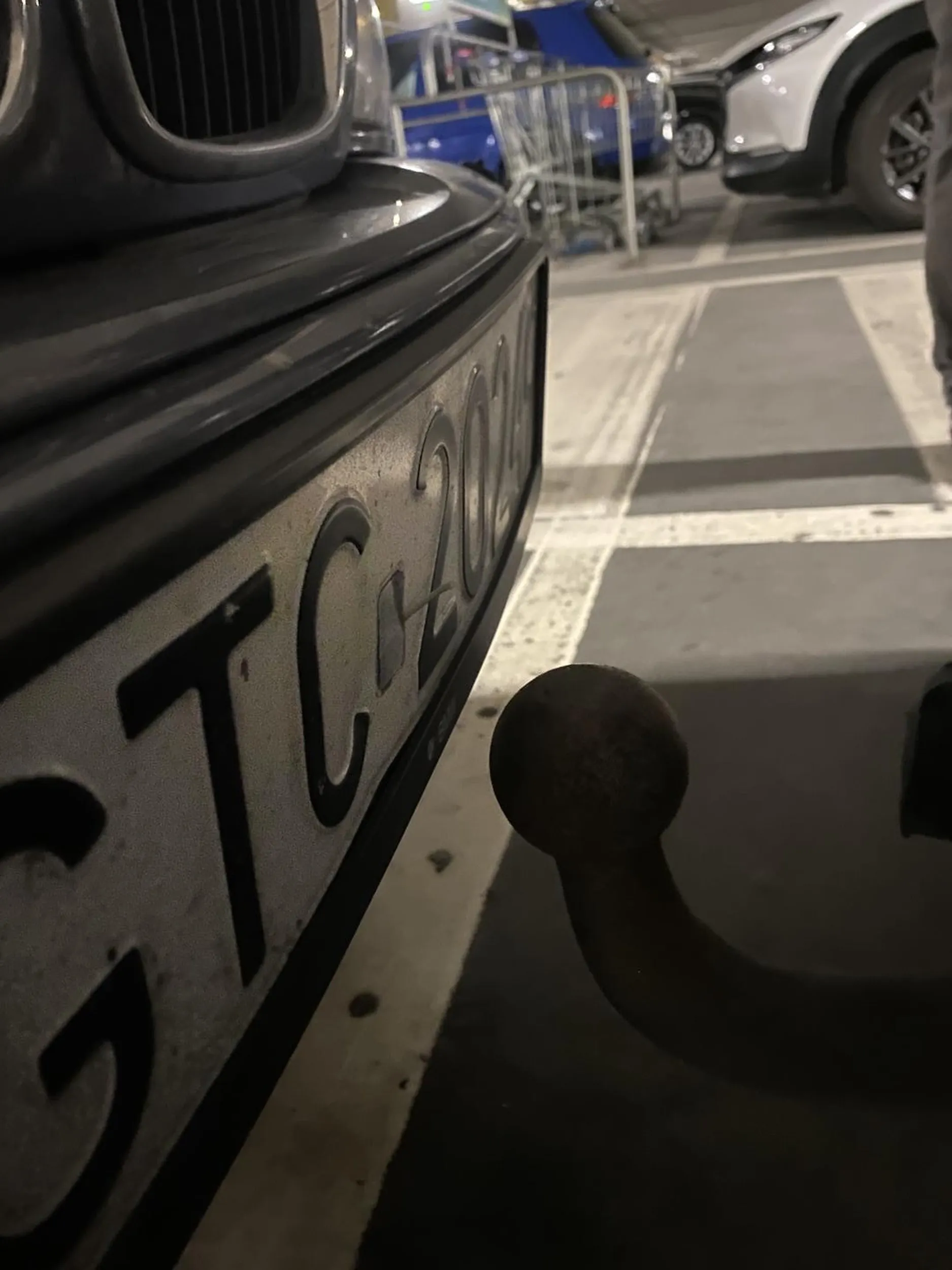 Kierowca na parkingu w Gdańsku w Galerii Przymorze ewidentnie uderzył mi w hak. Żadnej karteczki ani nic. Nie pozdrawiam.