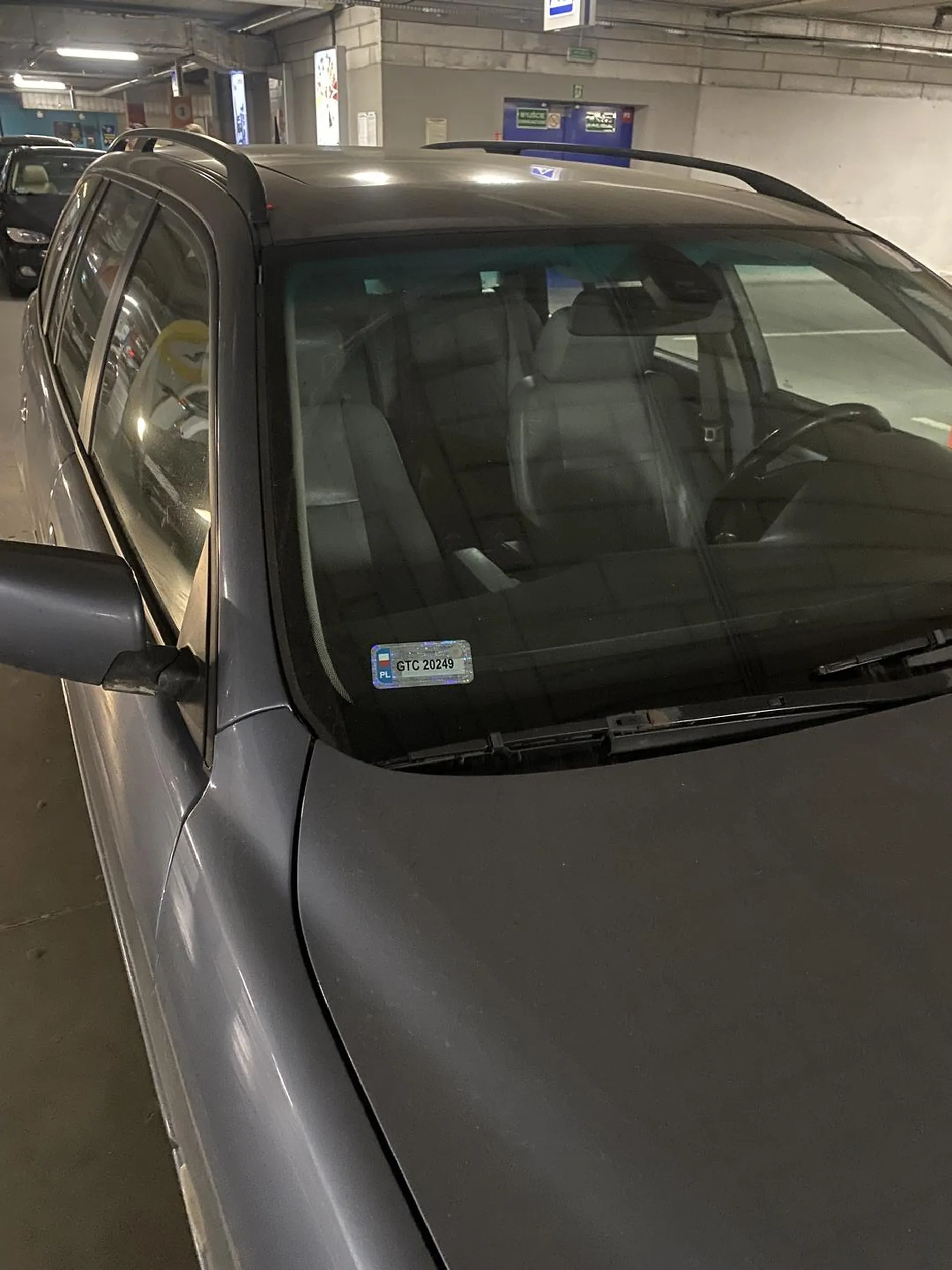 Kierowca na parkingu w Gdańsku w Galerii Przymorze ewidentnie uderzył mi w hak. Żadnej karteczki ani nic. Nie pozdrawiam.