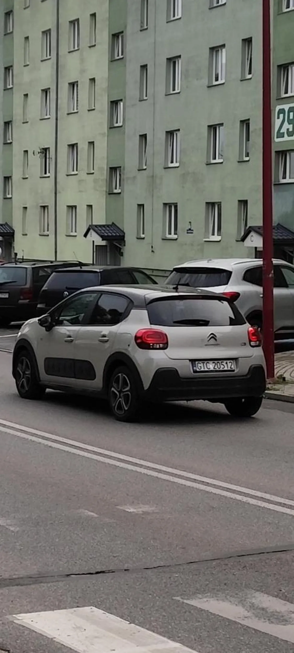 Pani w środę 31 lipca we środę b.r.malo mnie i mojej koleżanki nie potrąciła na pasach.Dodam,że ta pani nadużywa prędkości i nie zatrzymuje się na pasach.Uwaga rano pomiędzy 6:40,a 7:00 na pasach przy ulicy Jedności Narodu 29.