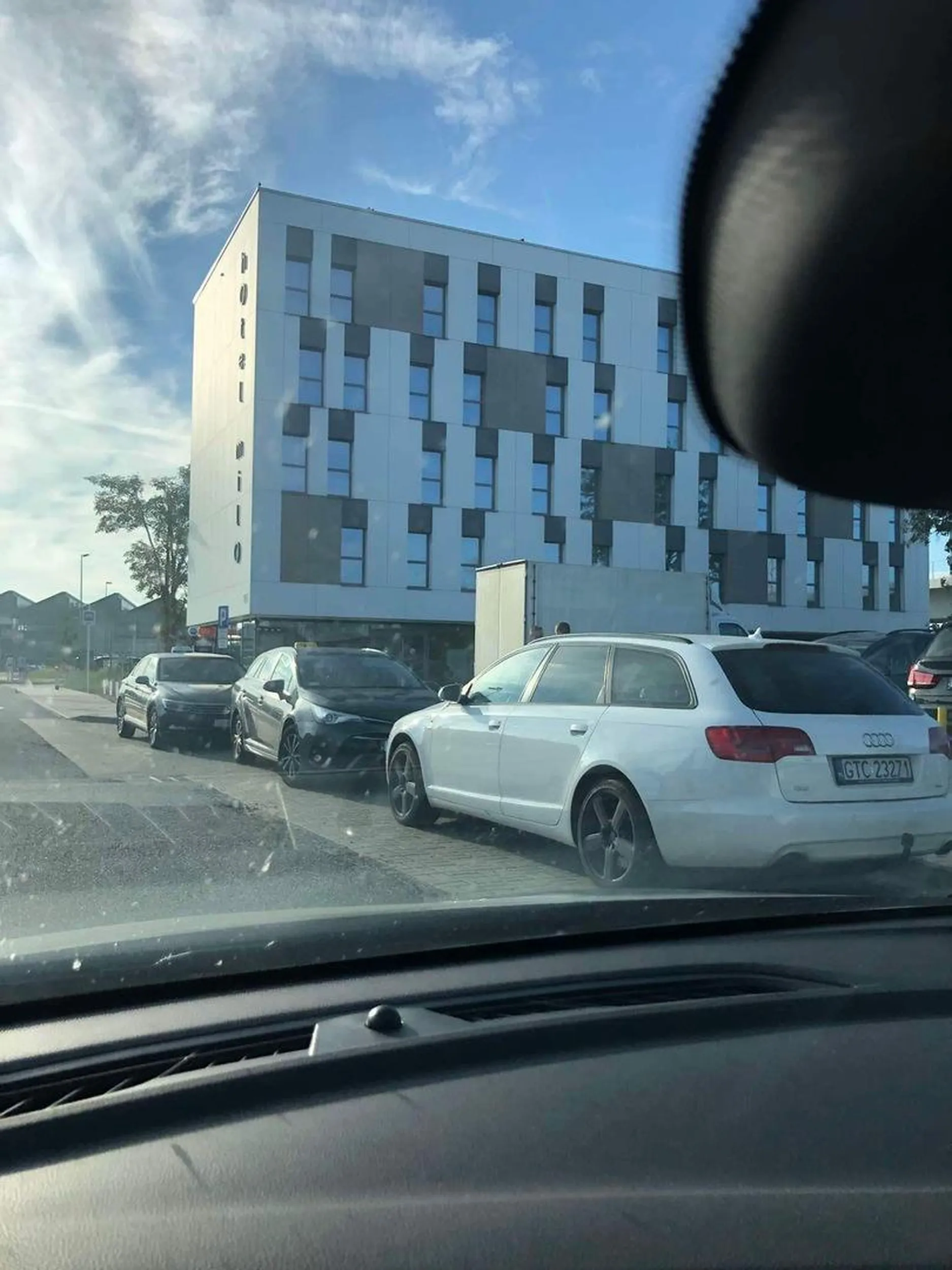 dżentelmen w audi na lotnisku zaparkował jak na przedstawionym obrazku, na przystanku autobusowym, po zwróceniu uwagi zaczął grozić pobiciem i używać wulgarnych słów. Krzyczał coś o wielkim admirale i egipskich wakacjach