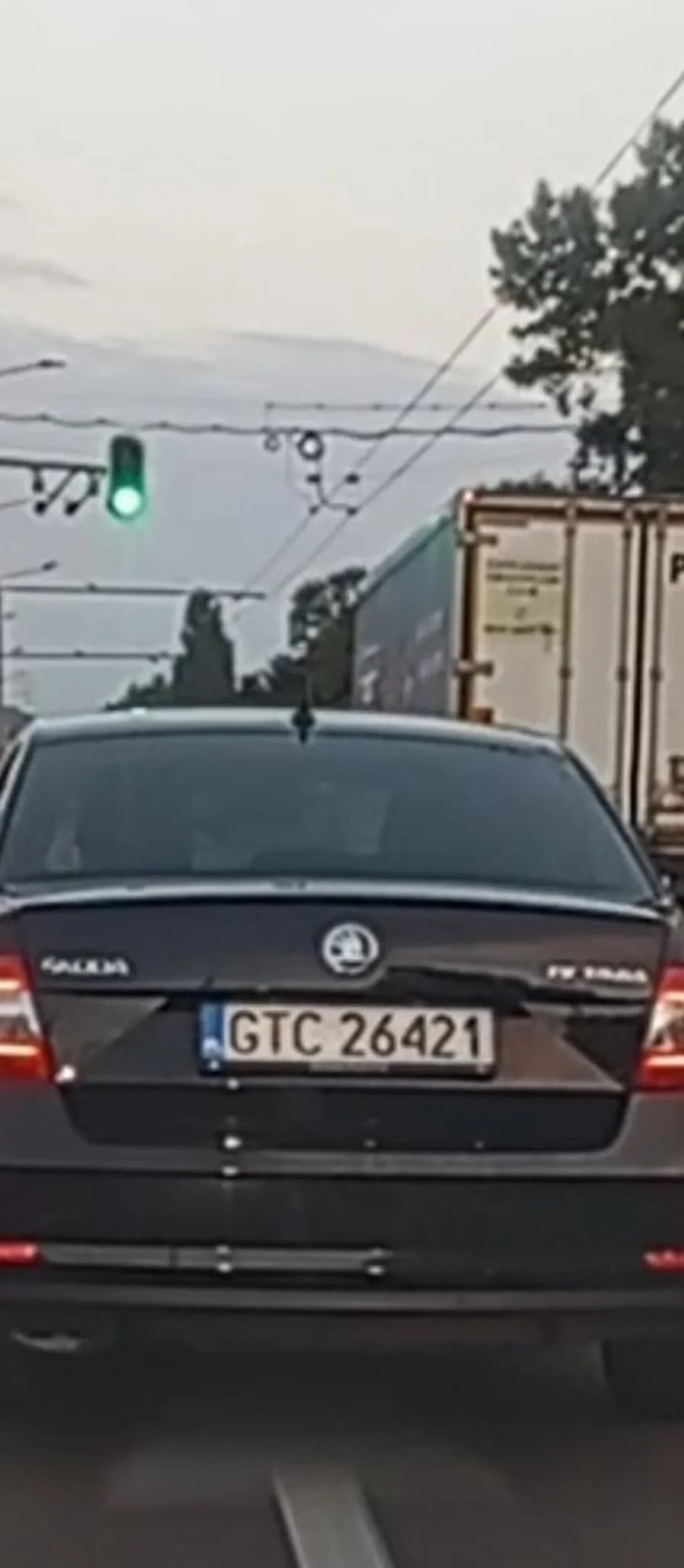 Dziwnie jeżdżący przyklejony do lewego pasa się ślimaczy hamuje co chwilę nie mając żadnego auta przed sobą