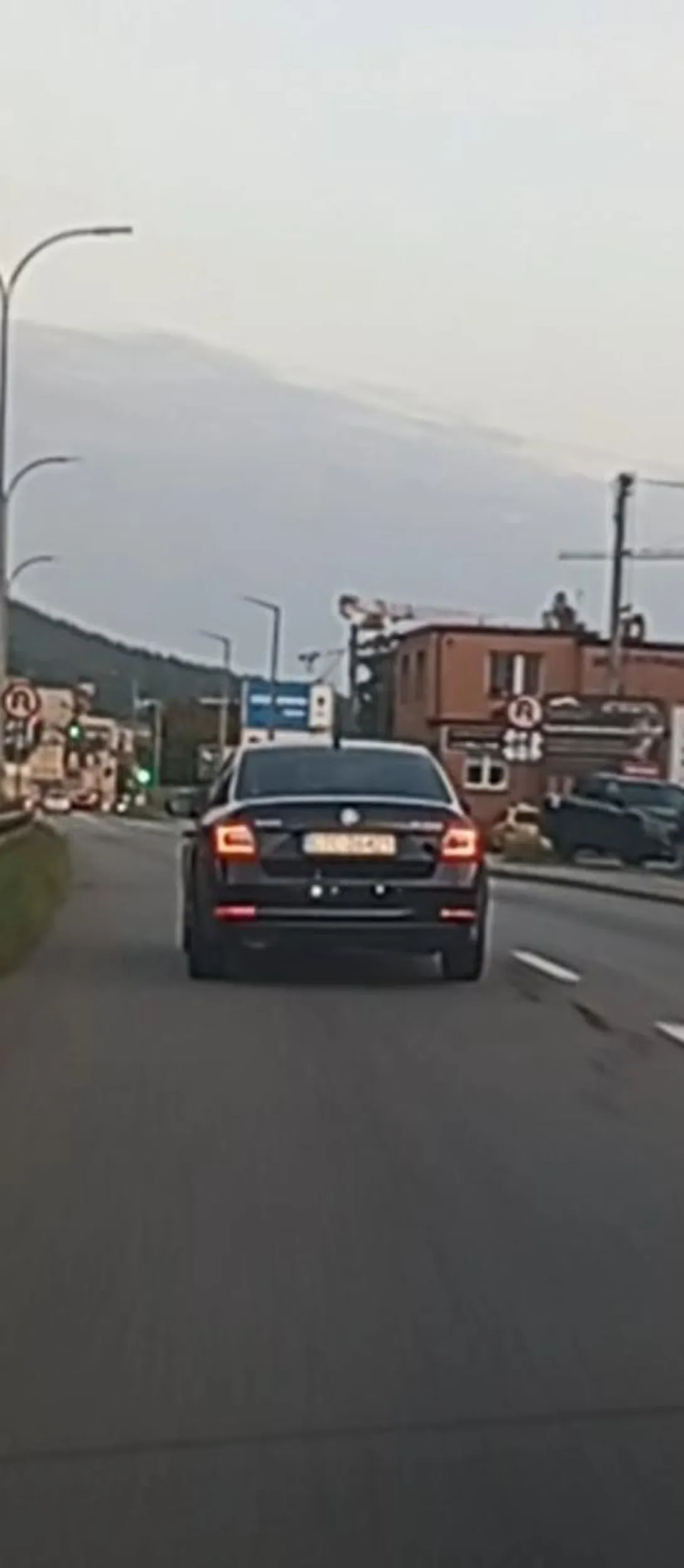 Dziwnie jeżdżący przyklejony do lewego pasa się ślimaczy hamuje co chwilę nie mając żadnego auta przed sobą