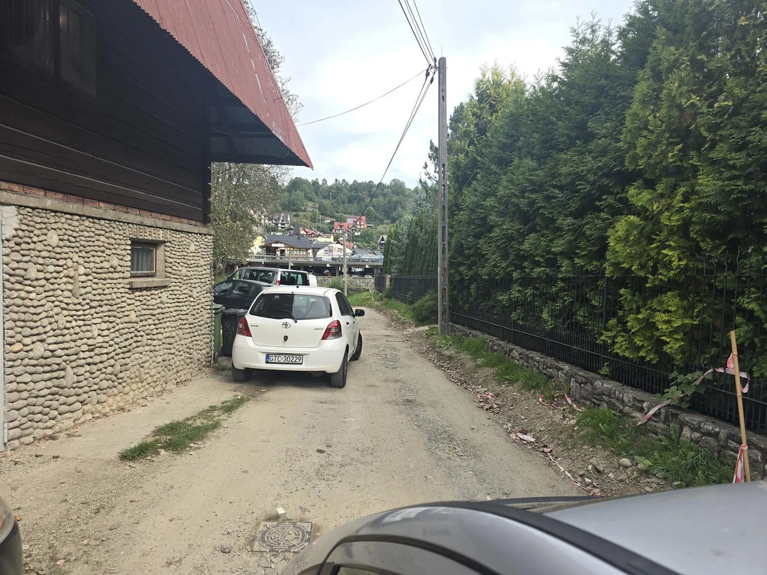 Gratuluję wjechania pod zakaz a następnie zastawienia drogi :)