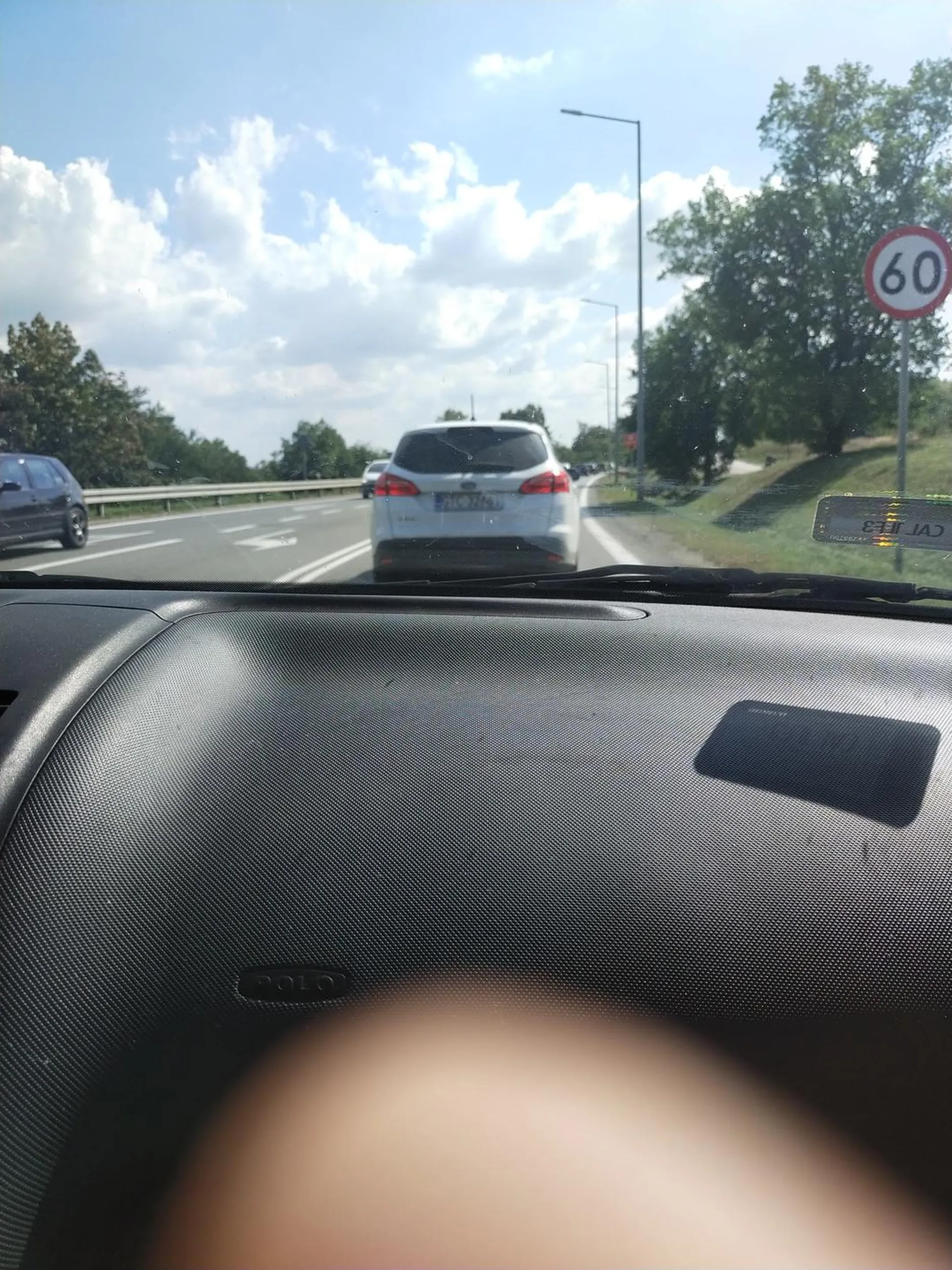 Okropny kierowca, wbił się tuż przede mnie, prawie powodując wypadek Biały Ford Focus Nie pozdrawiam kierowcy diabła