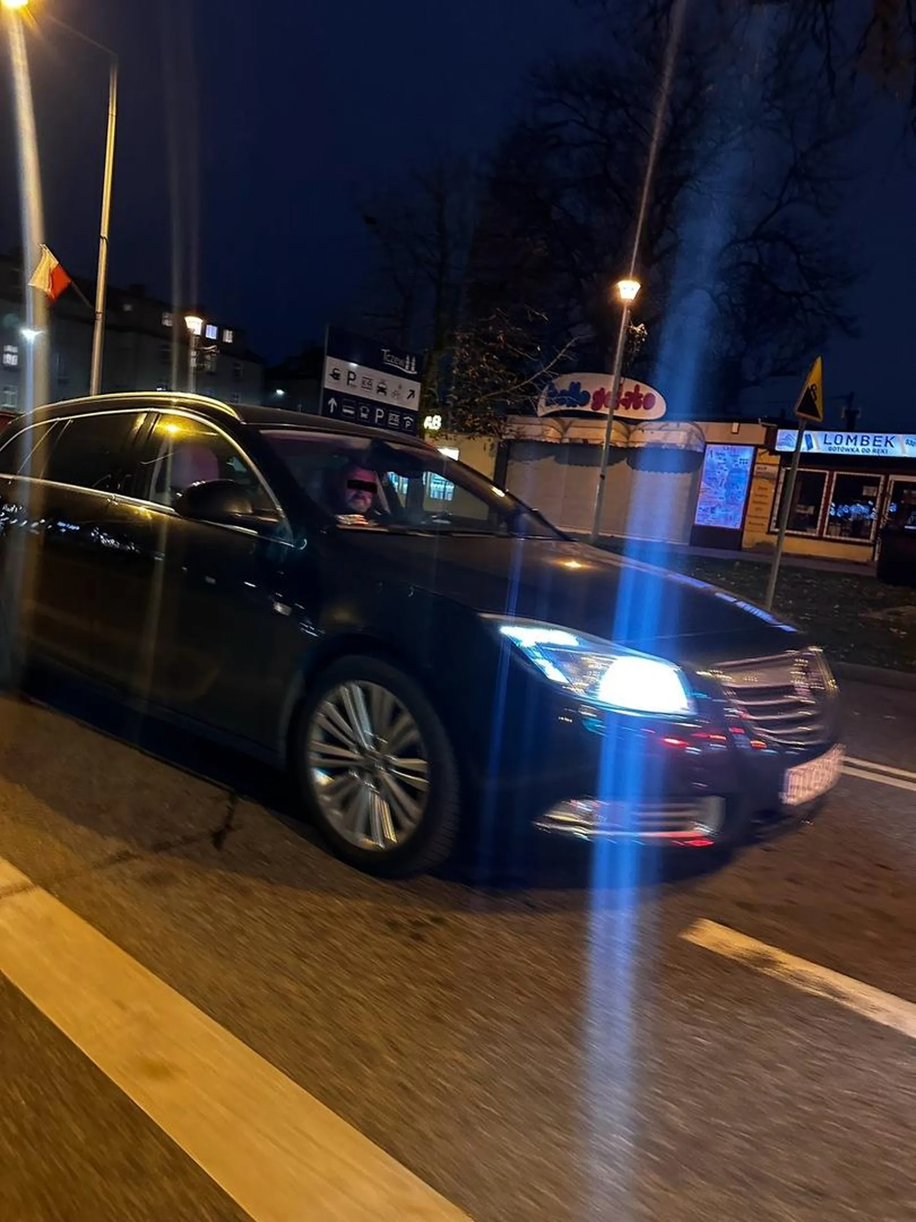 Stary dziad wymusza pierwszeństwo po czym śledzi i trąbi. Jak się zatrzymałem to zaraz zaczął się drzeć, że zasada prawej ręki, ale oczu to już nie ma żeby zobaczyć znak ustąp pierwszeństwa