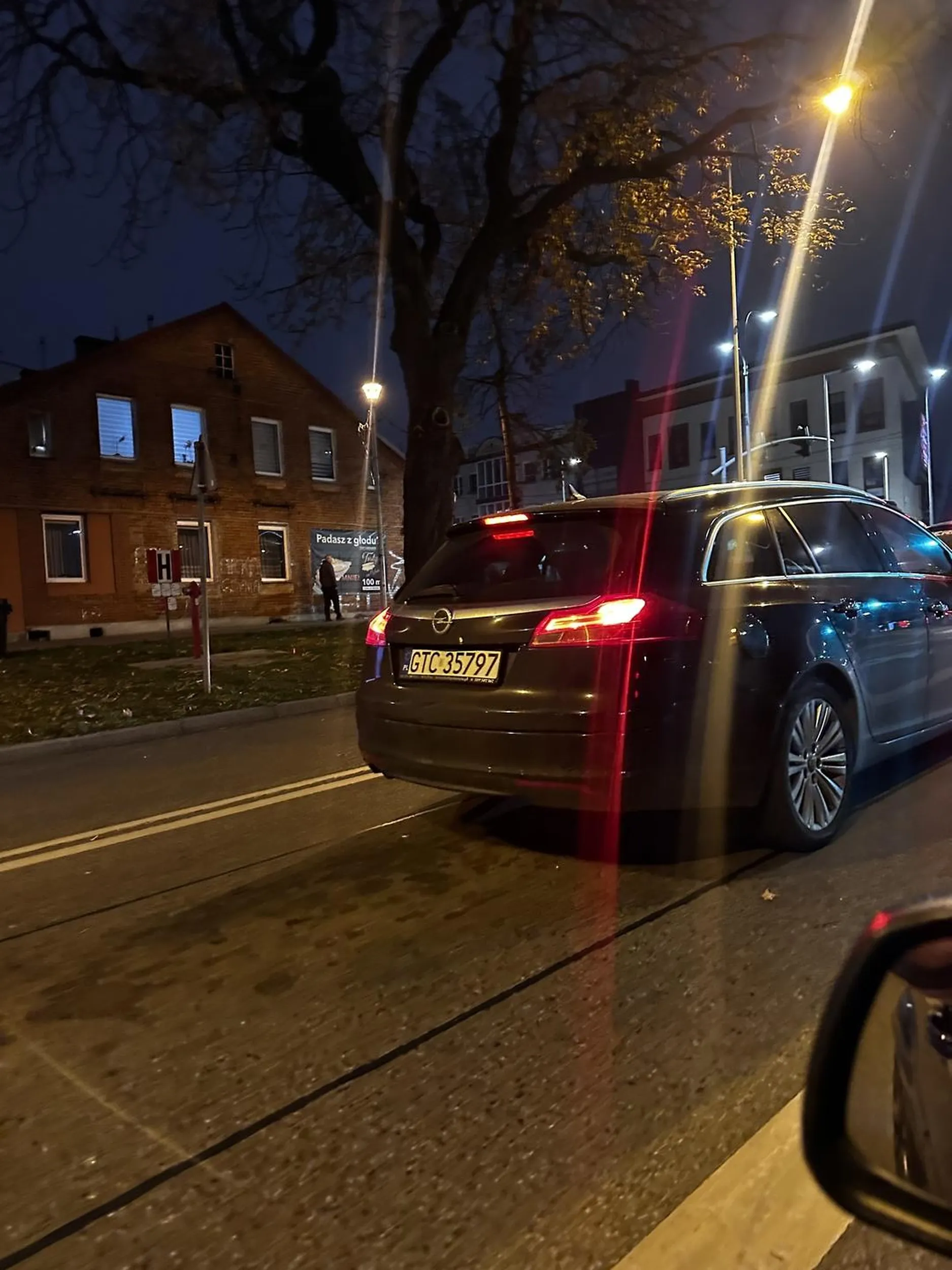 Stary dziad wymusza pierwszeństwo po czym śledzi i trąbi. Jak się zatrzymałem to zaraz zaczął się drzeć, że zasada prawej ręki, ale oczu to już nie ma żeby zobaczyć znak ustąp pierwszeństwa