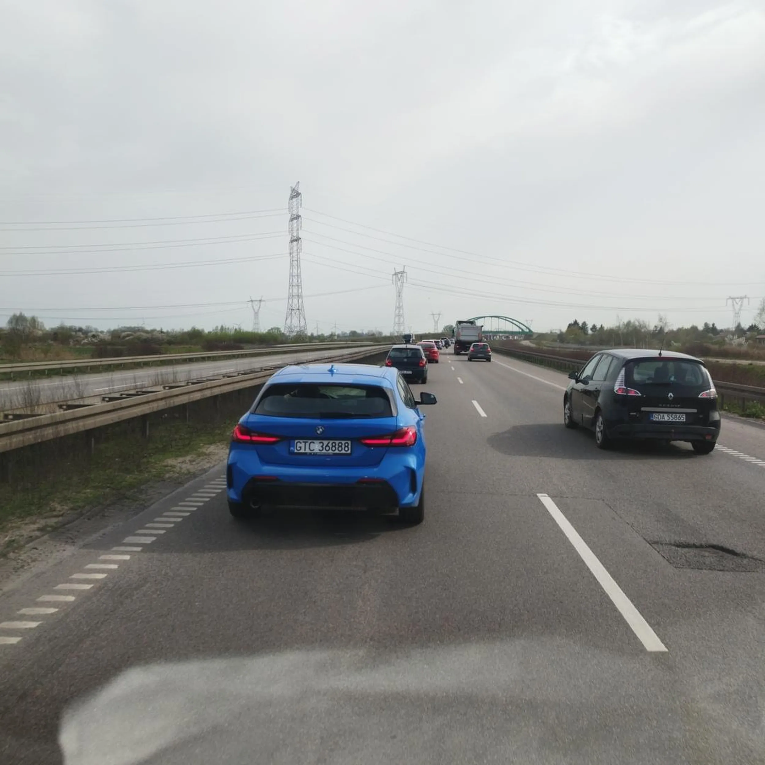 Stara baba wymusza pierwszeństwo na ciągłej linii