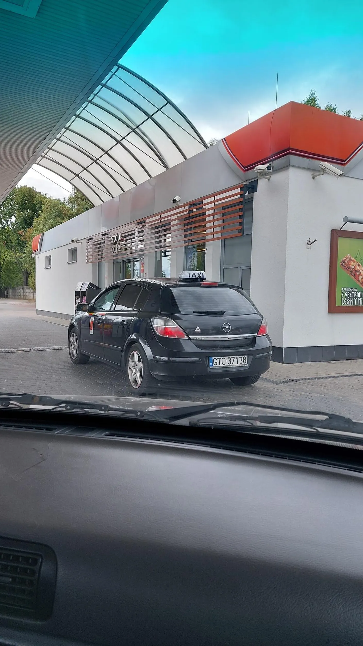 Jakim trzeba być kretynem żeby tak zostawić samochód na wyjeździe  spod dystrybutorów na stacji paliw i wszystkich zastawić....