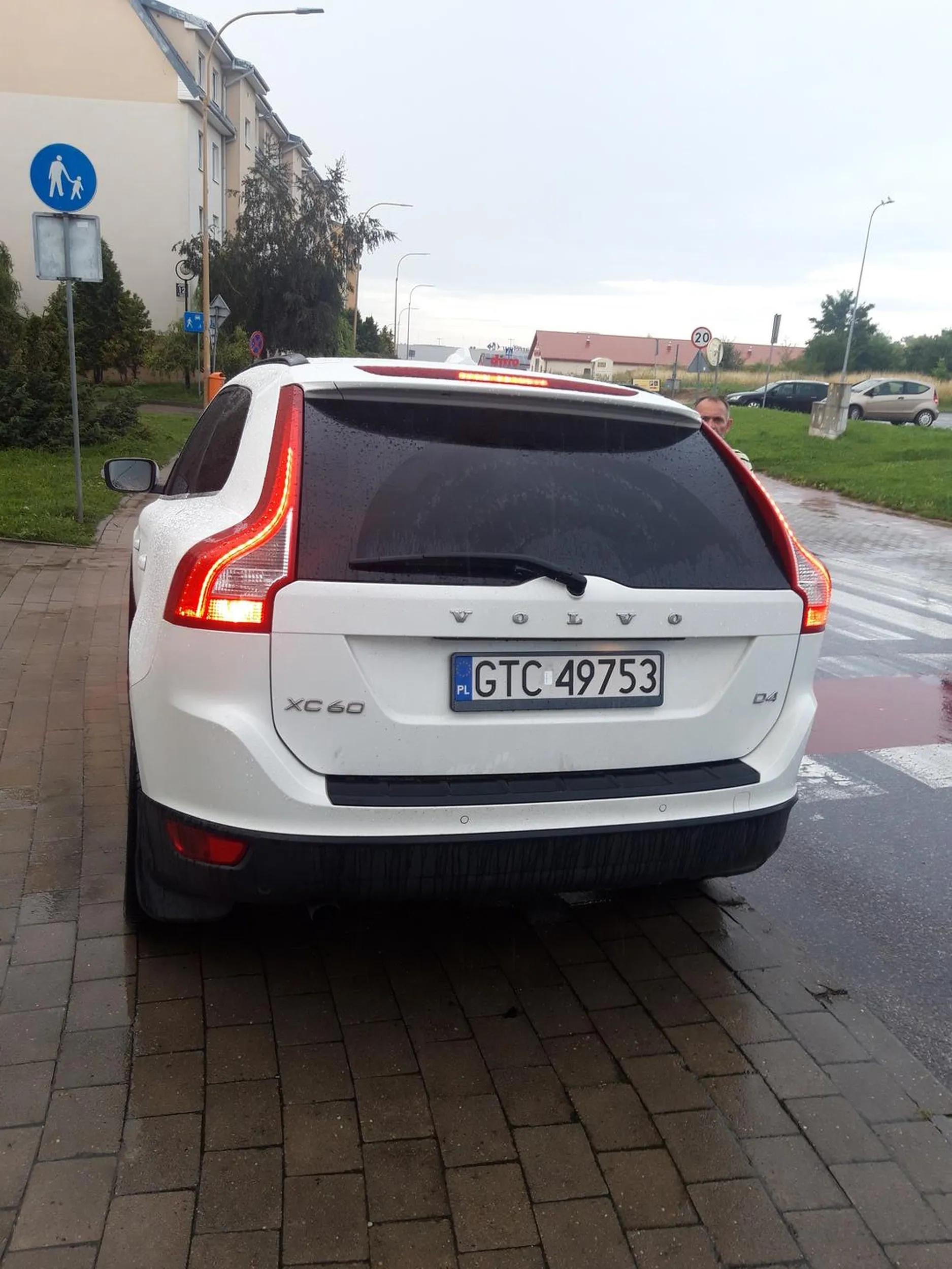 Pani postanowiła zablokować chodnik, przejście dla pieszych i jeszcze udawać, że nie wie o co chodzi. Byle do śmietnika mieć kilkadziesiąt centymetrów