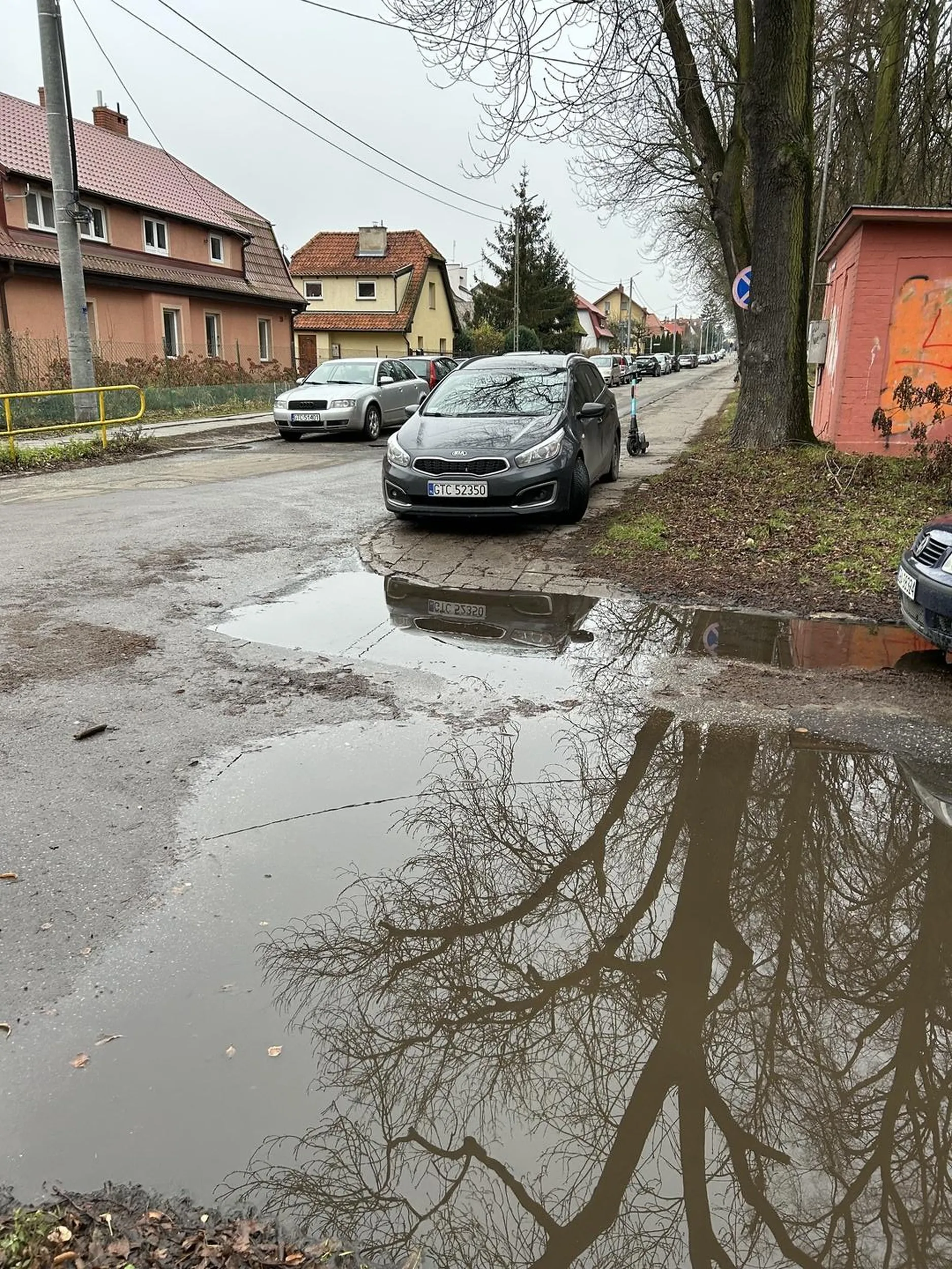 naucz się parkować a nie na chodniku stoisz, ludzi pozabijasz